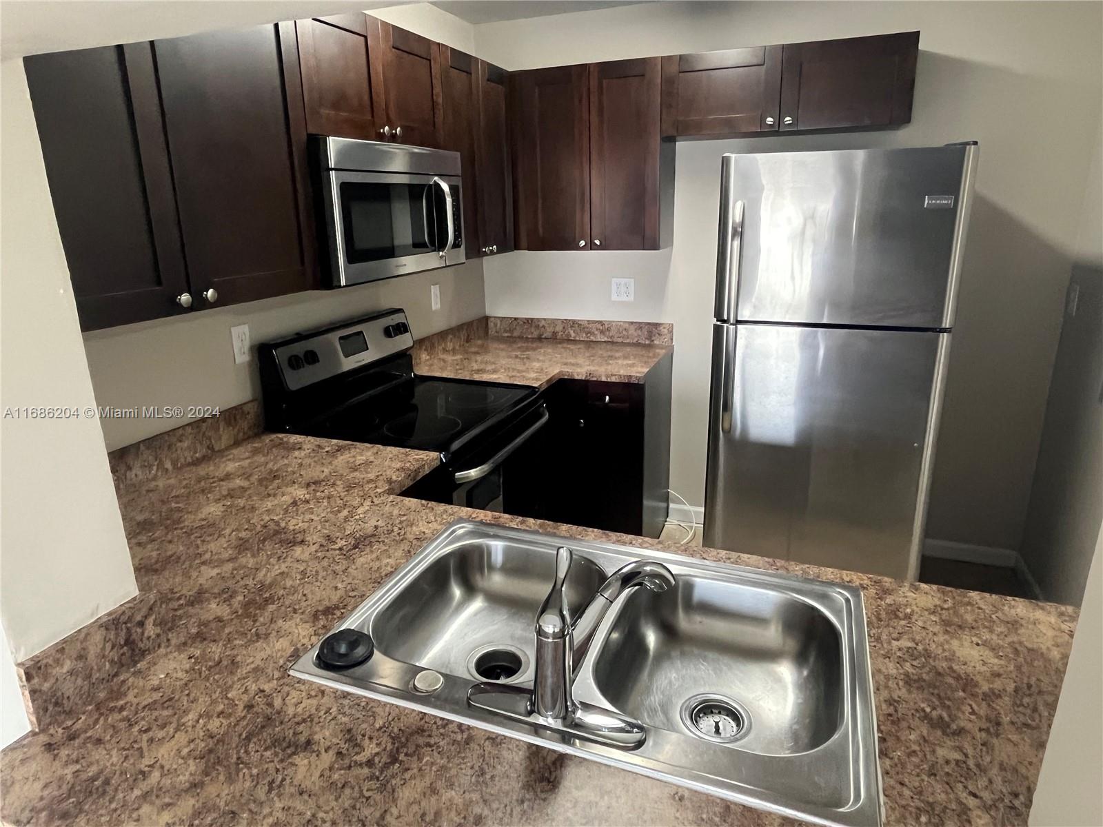 496 NW 165th St Rd # 612 Unit: D-612