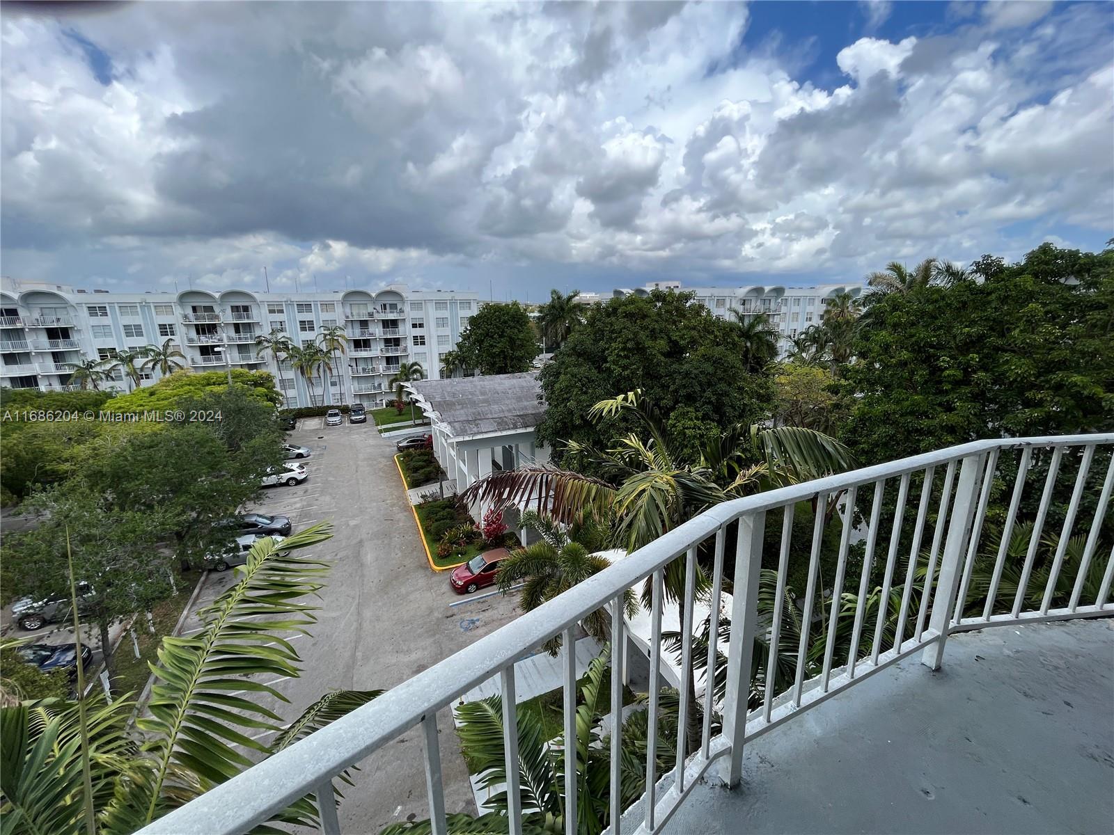 496 NW 165th St Rd # 612 Unit: D-612