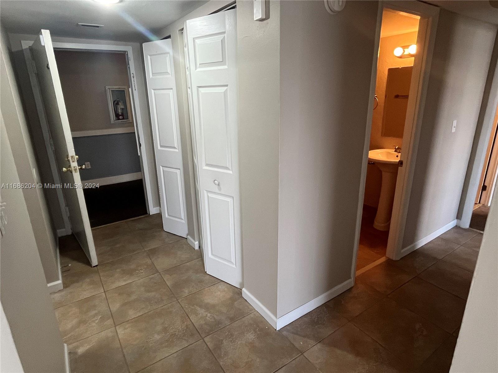 496 NW 165th St Rd # 612 Unit: D-612