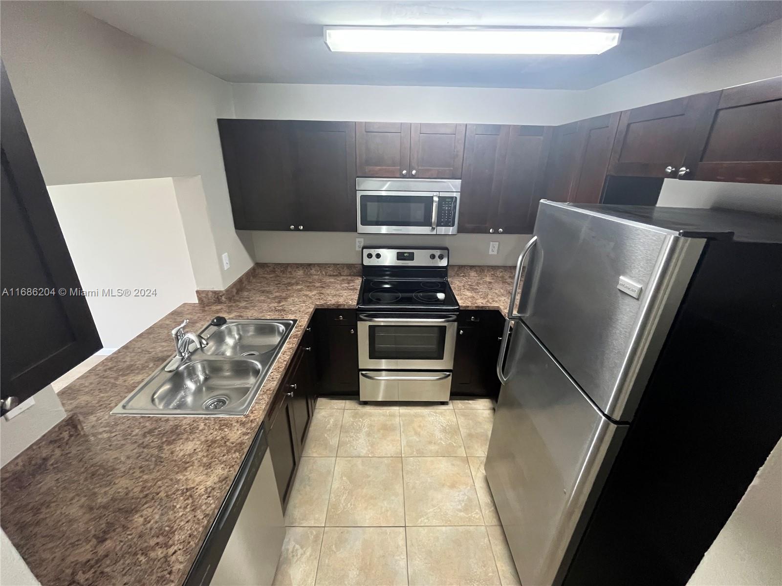 496 NW 165th St Rd # 612 Unit: D-612