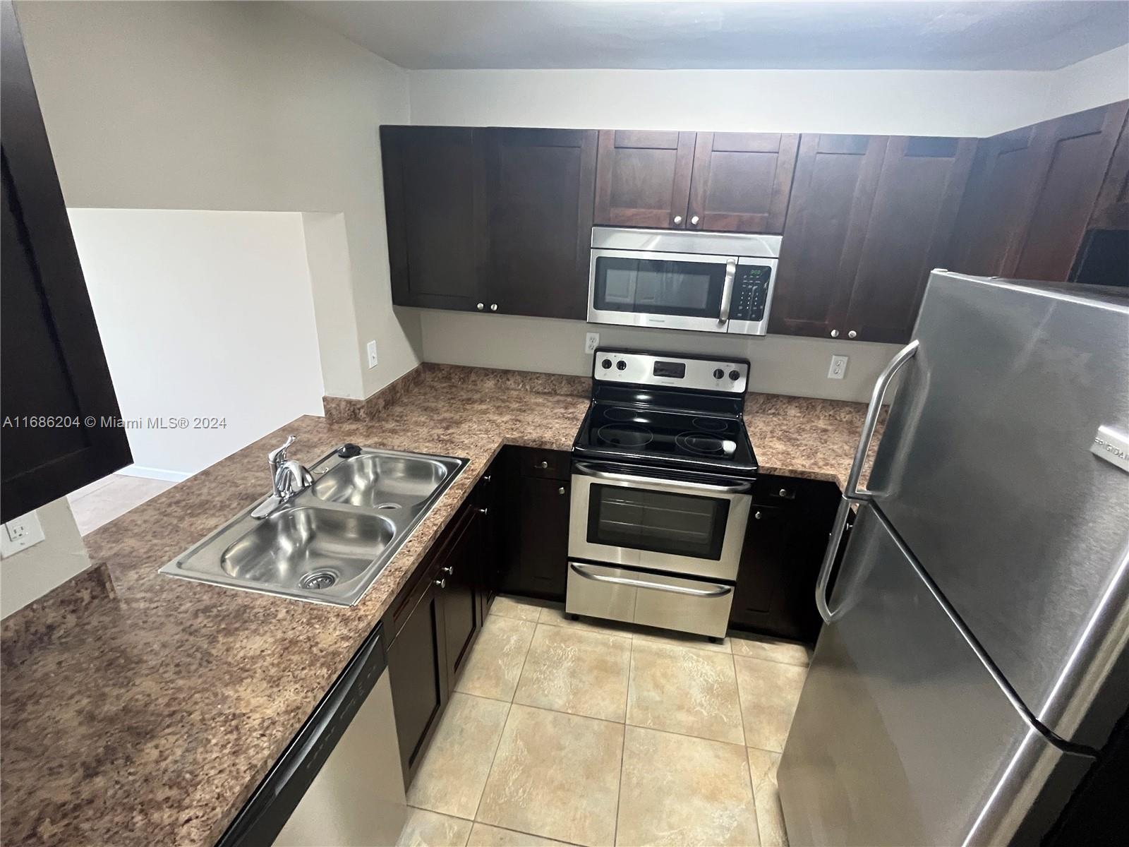 496 NW 165th St Rd # 612 Unit: D-612