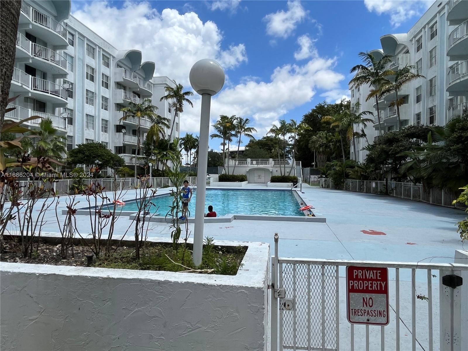 496 NW 165th St Rd # 612 Unit: D-612