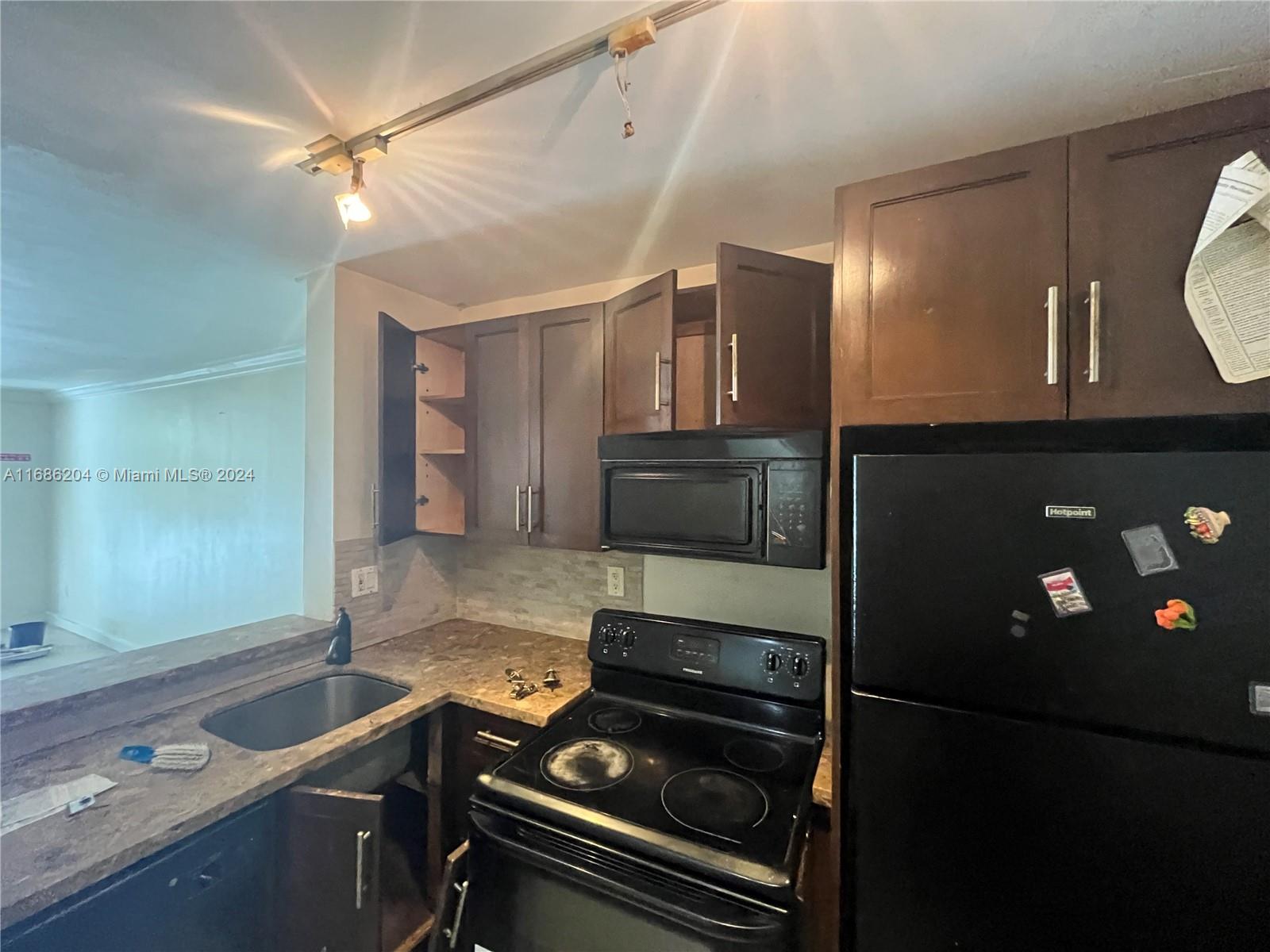 496 NW 165th St Rd # 612 Unit: D-612
