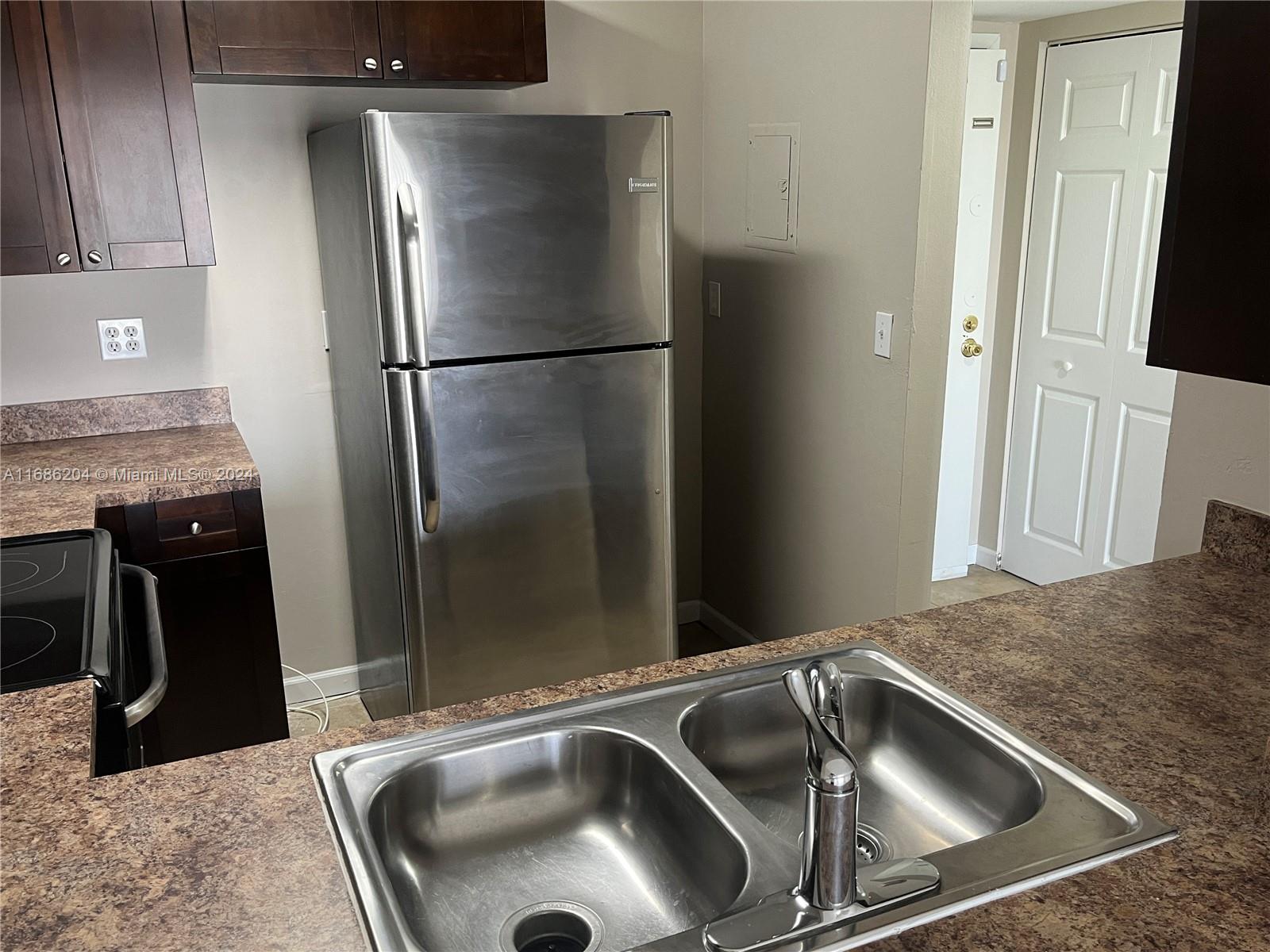 496 NW 165th St Rd # 612 Unit: D-612