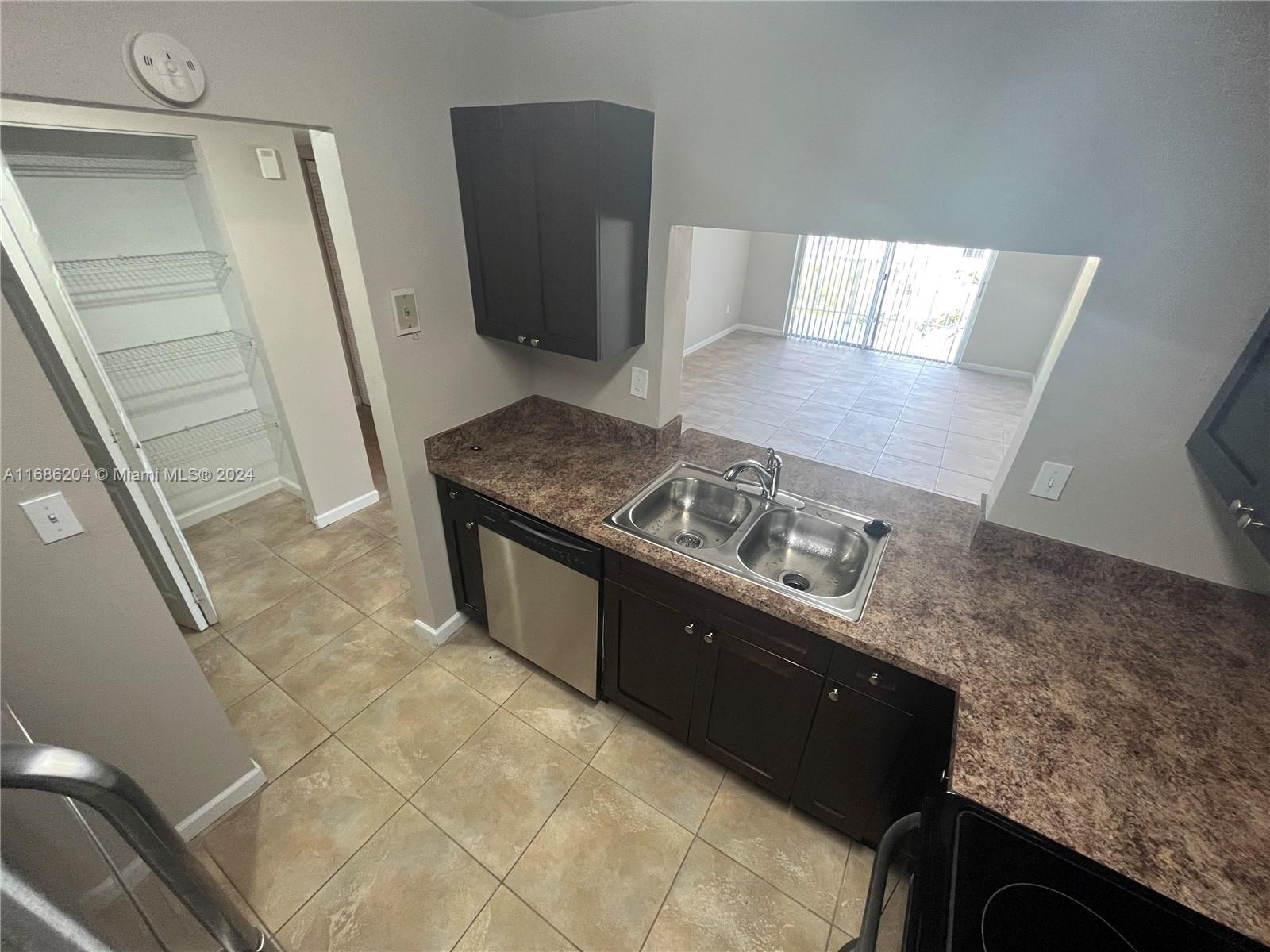 496 NW 165th St Rd # 612 Unit: D-612