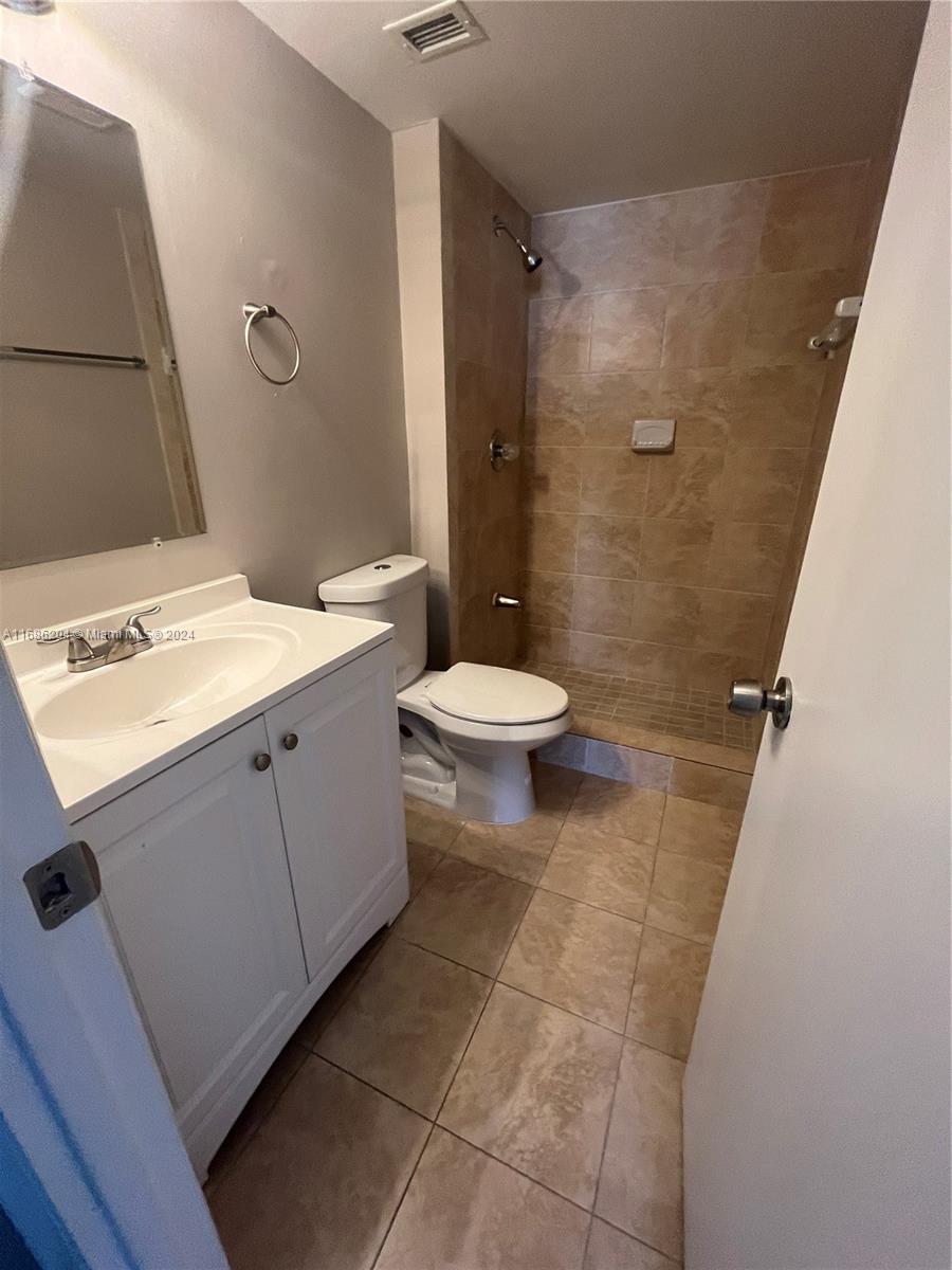 496 NW 165th St Rd # 612 Unit: D-612