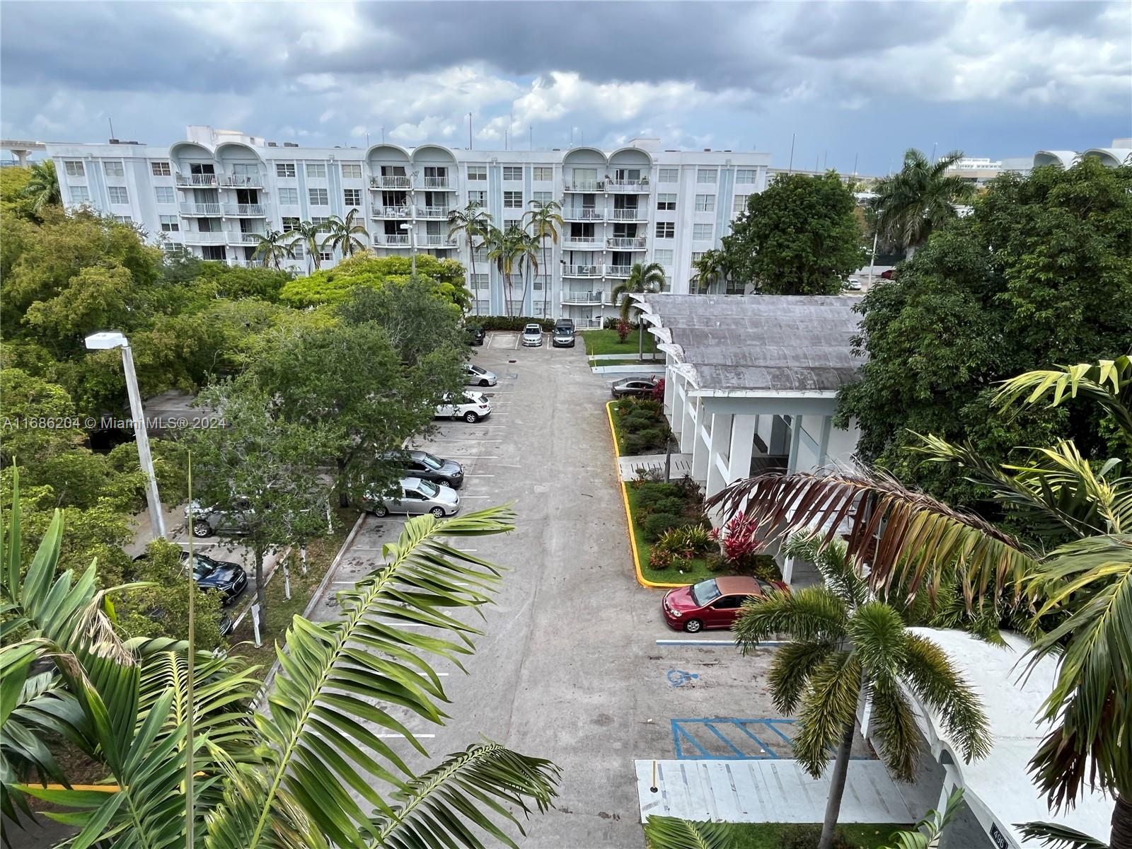 496 NW 165th St Rd # 612 Unit: D-612