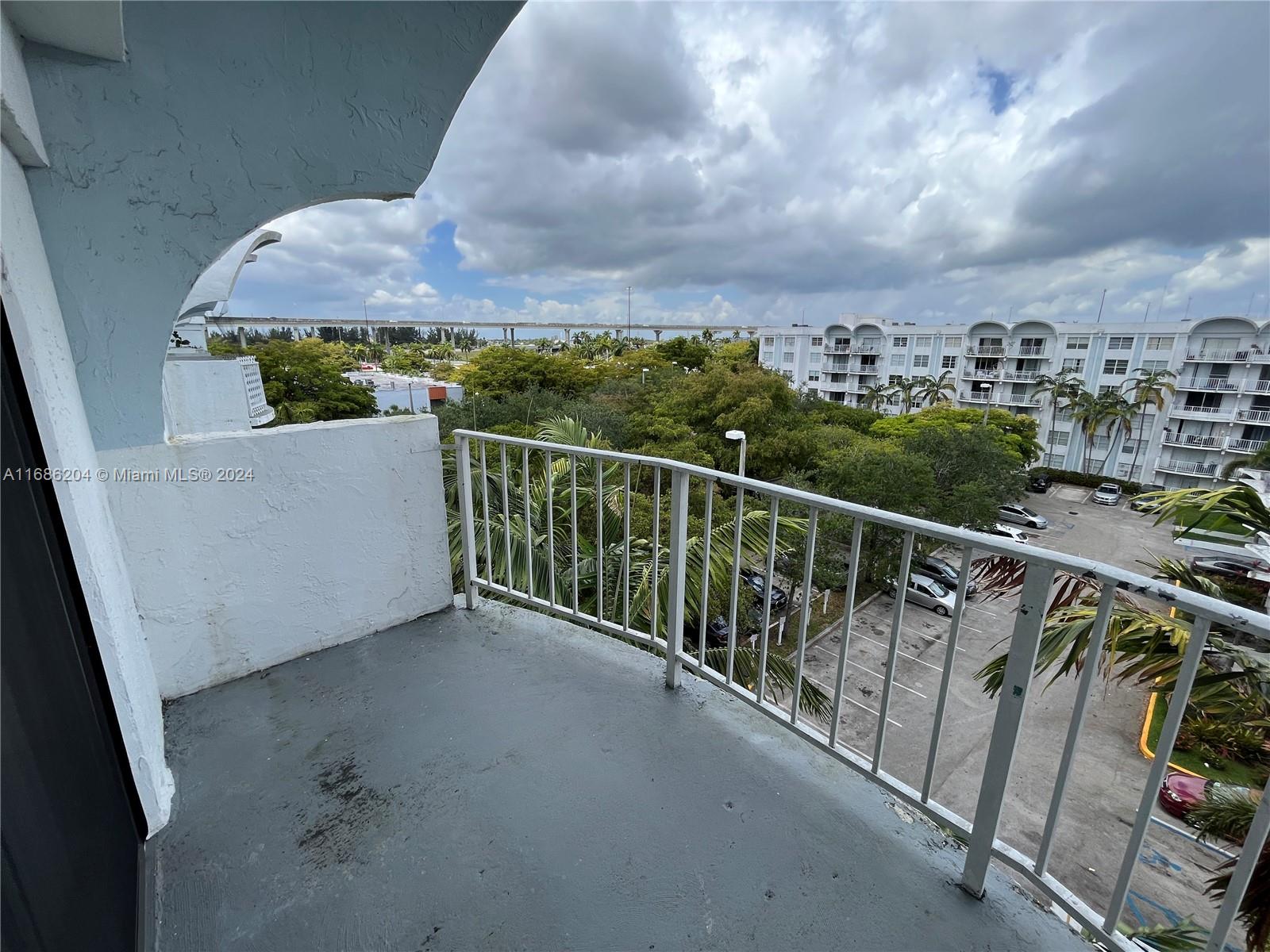496 NW 165th St Rd # 612 Unit: D-612