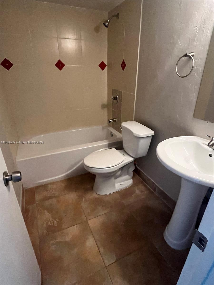 496 NW 165th St Rd # 612 Unit: D-612