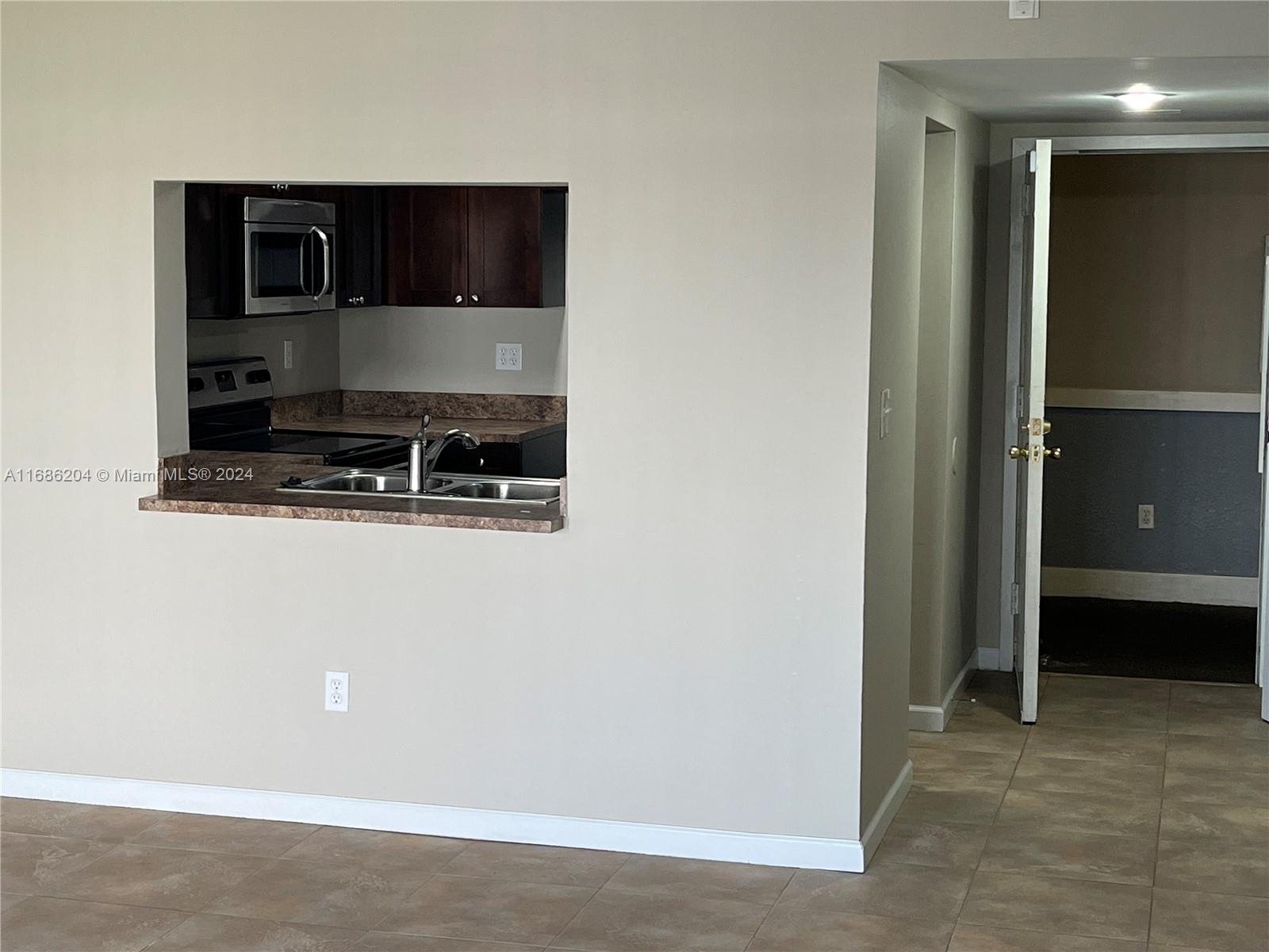 496 NW 165th St Rd # 612 Unit: D-612