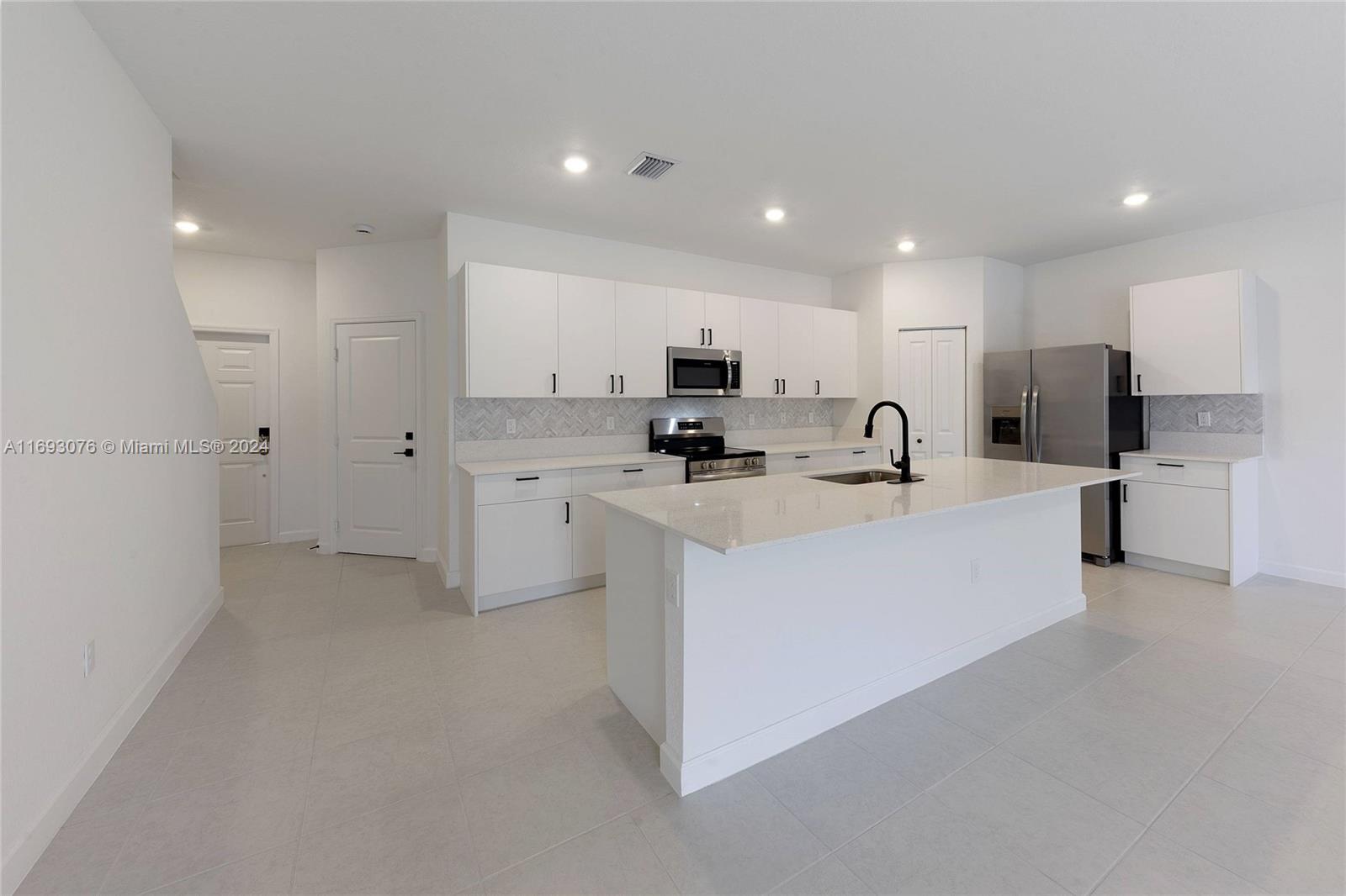 4909 Oakmont Dr