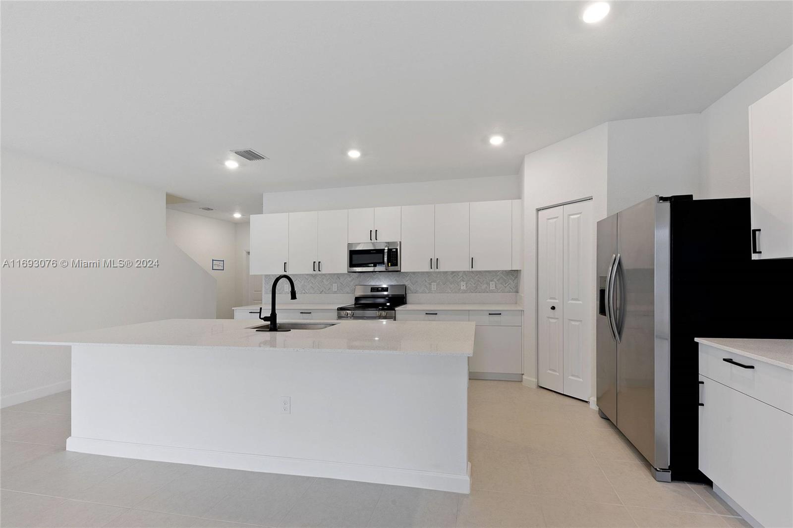 4909 Oakmont Dr