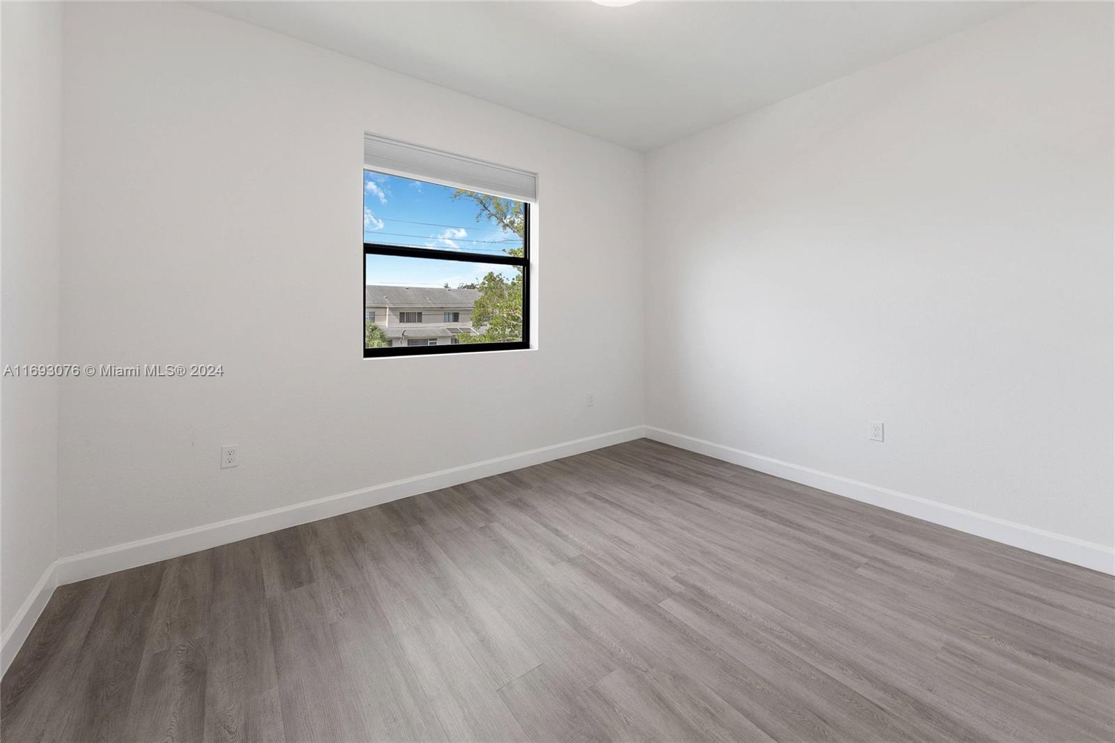4909 Oakmont Dr