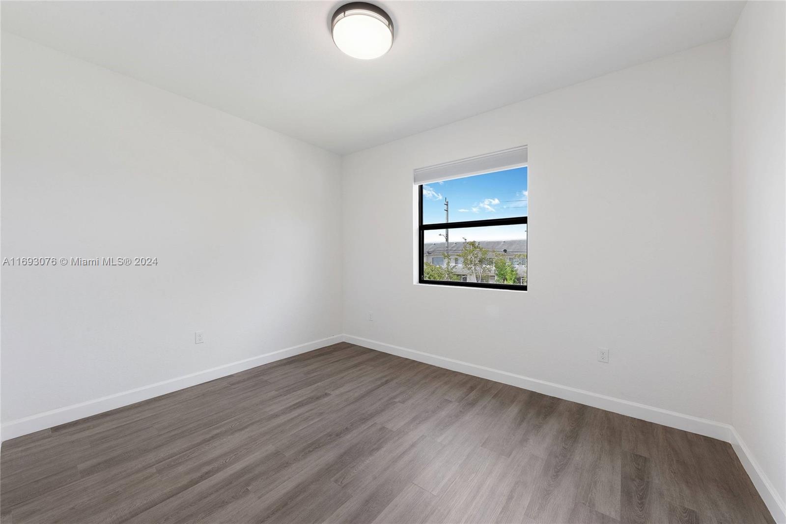 4909 Oakmont Dr