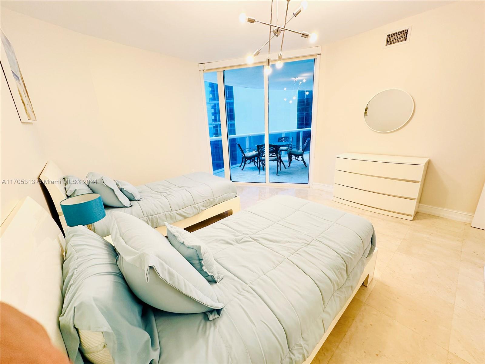 17201 Collins Ave # 1505