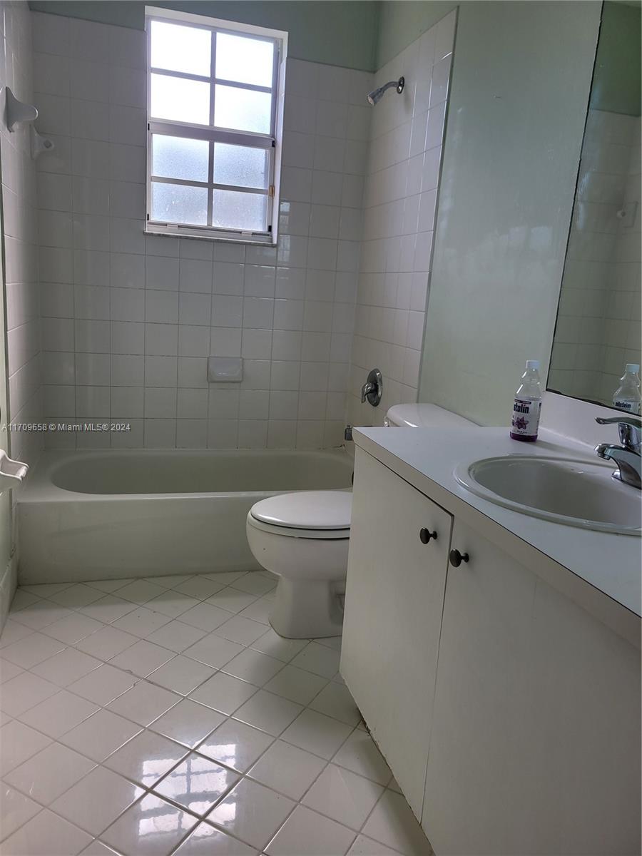 3365 NE 14 DR # 16 Unit: 201-16