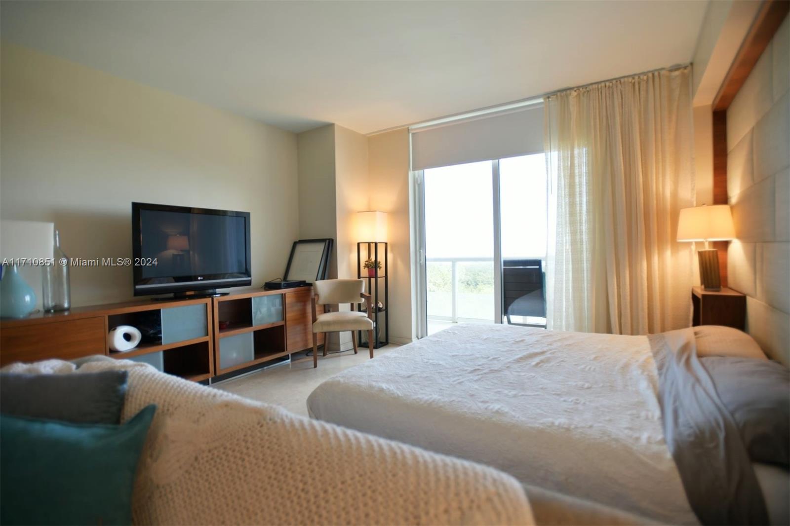 50 Biscayne Blvd # 811