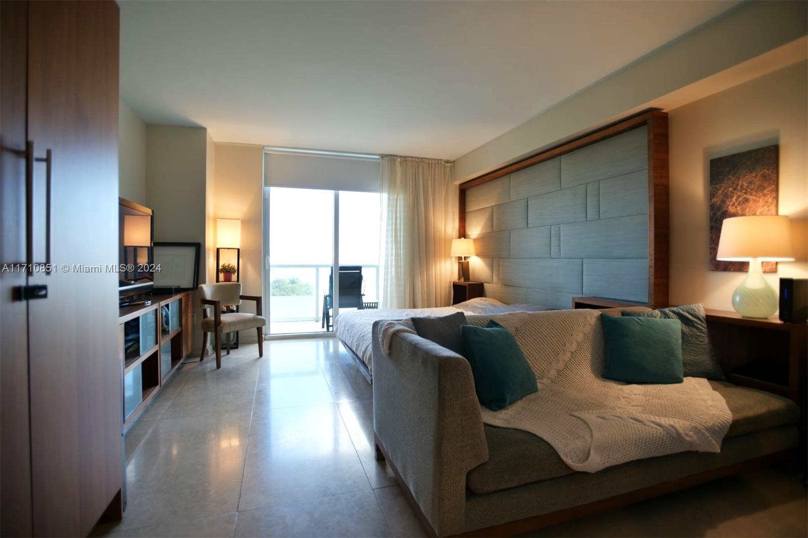 50 Biscayne Blvd # 811