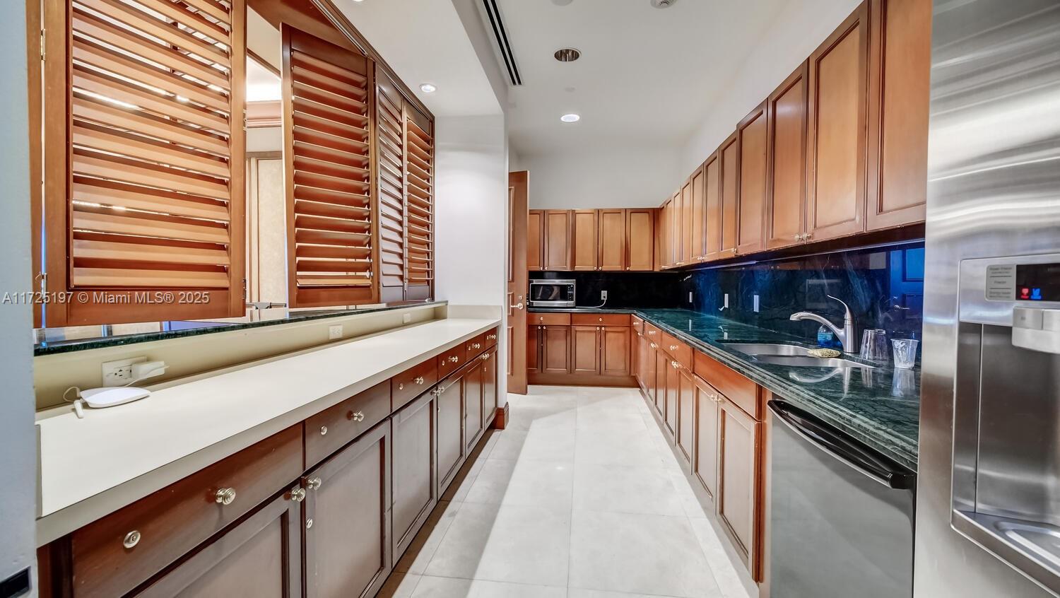 20201 E Country Club Dr Unit: PH2705