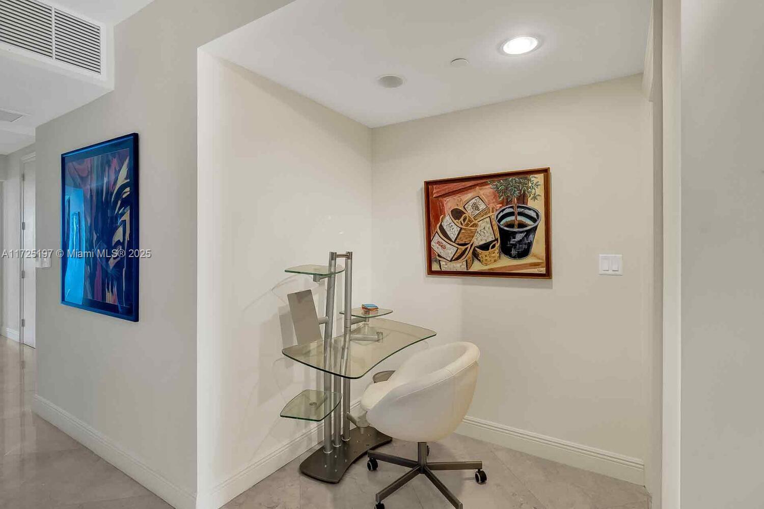 20201 E Country Club Dr Unit: PH2705