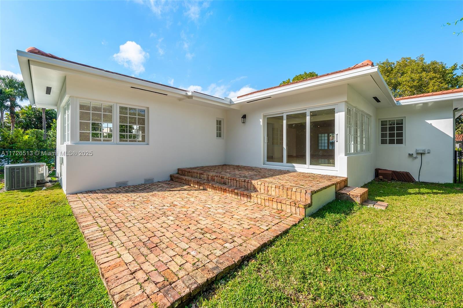 1230 Obispo Ave