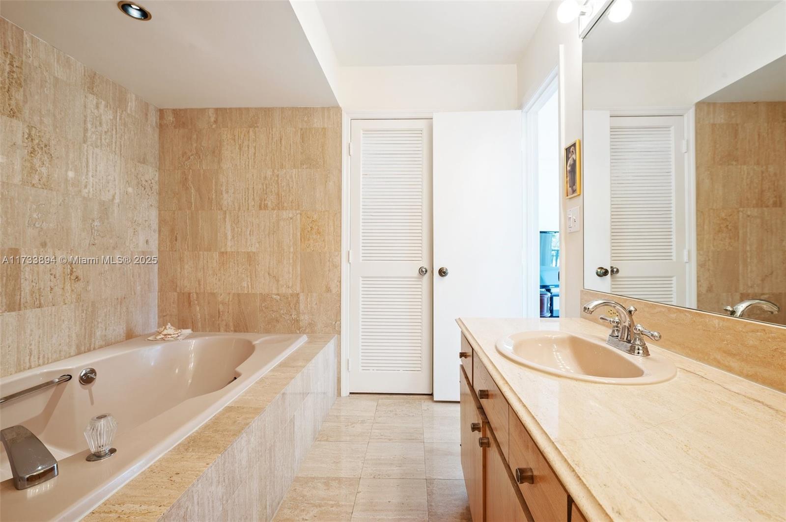 2843 S Bayshore Dr # 5C