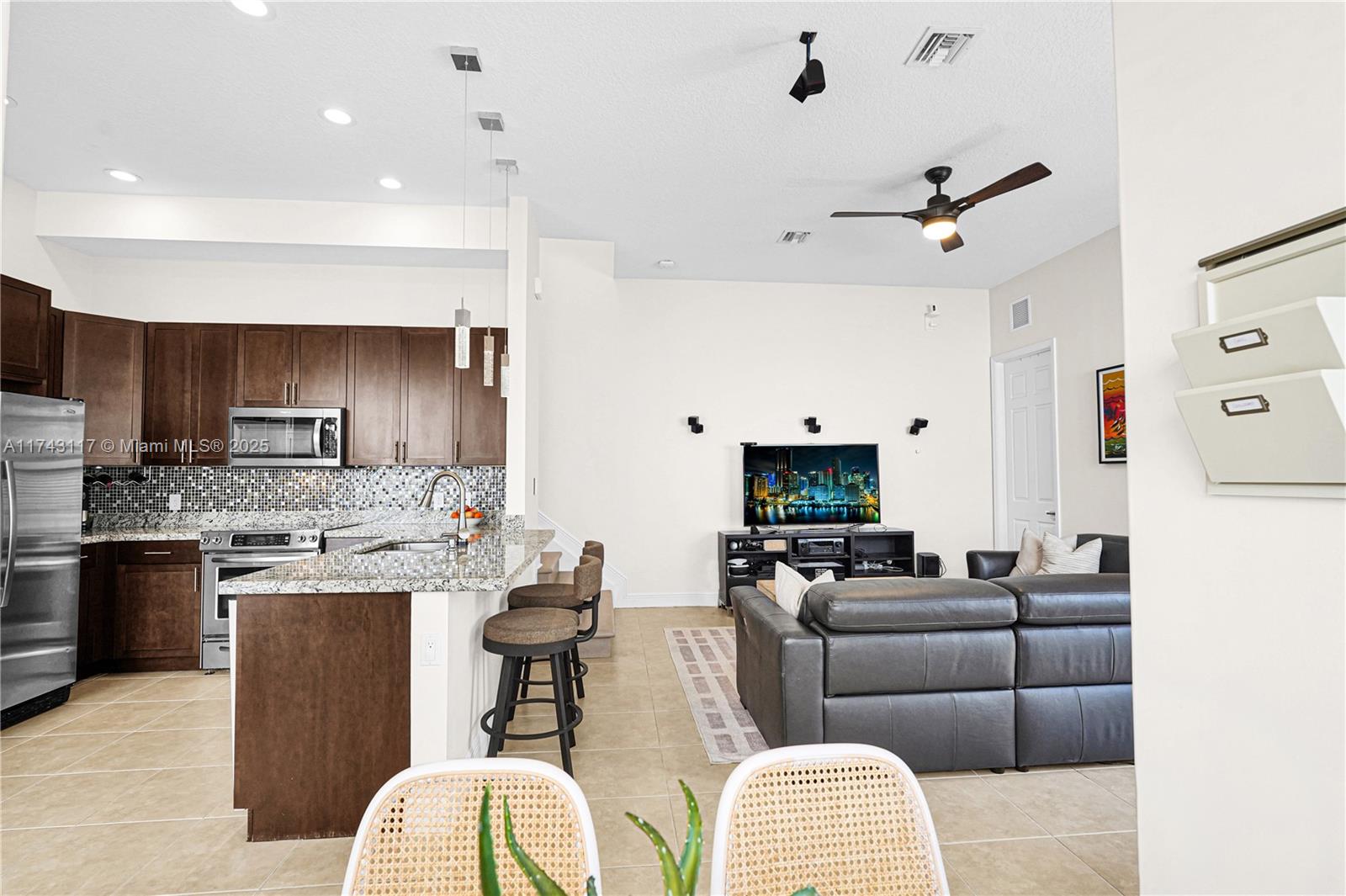 8395 NW 38th St