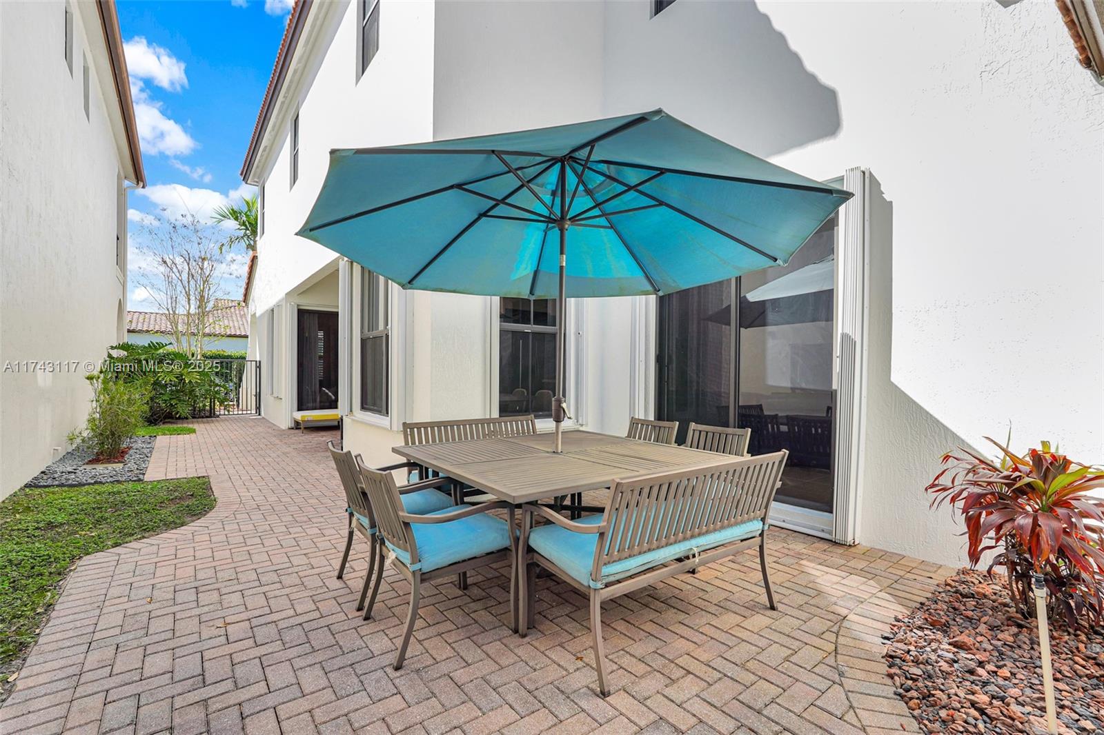 8395 NW 38th St