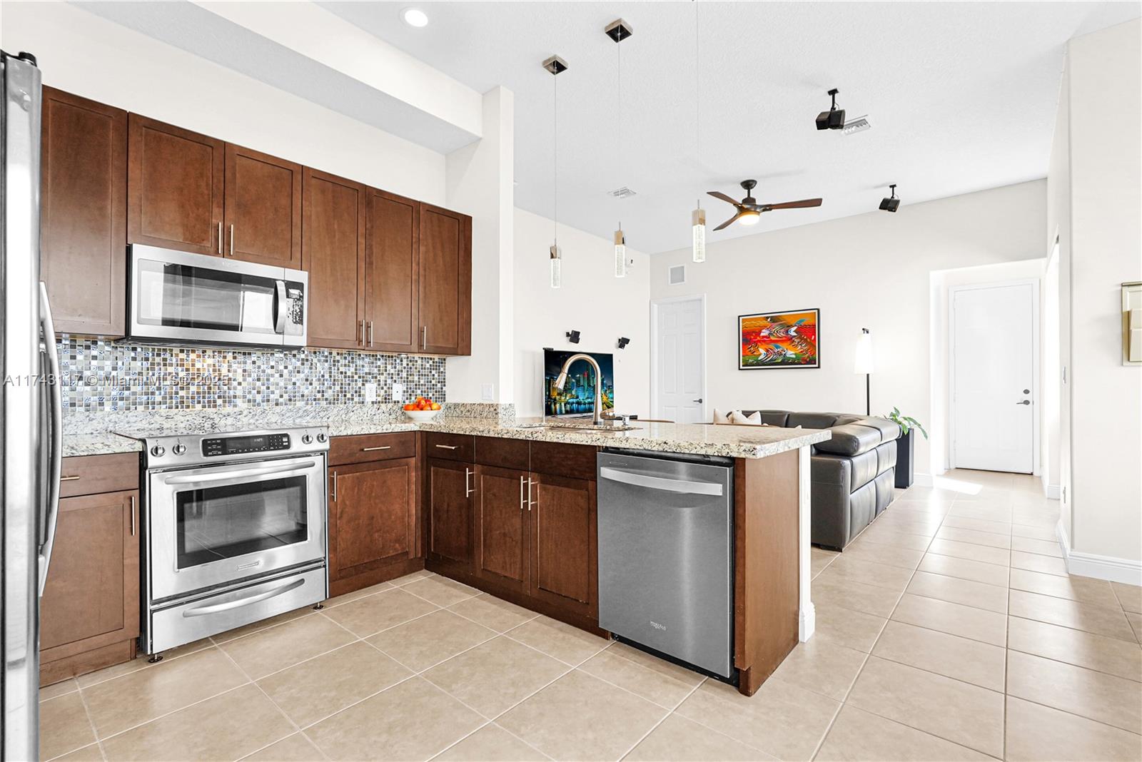 8395 NW 38th St