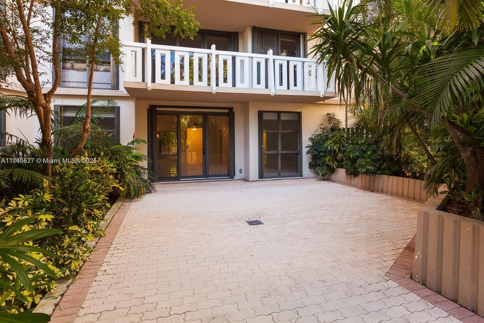 1121 Crandon Blvd # D106