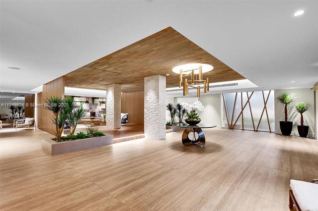 2301 Collins Ave Unit: PH18