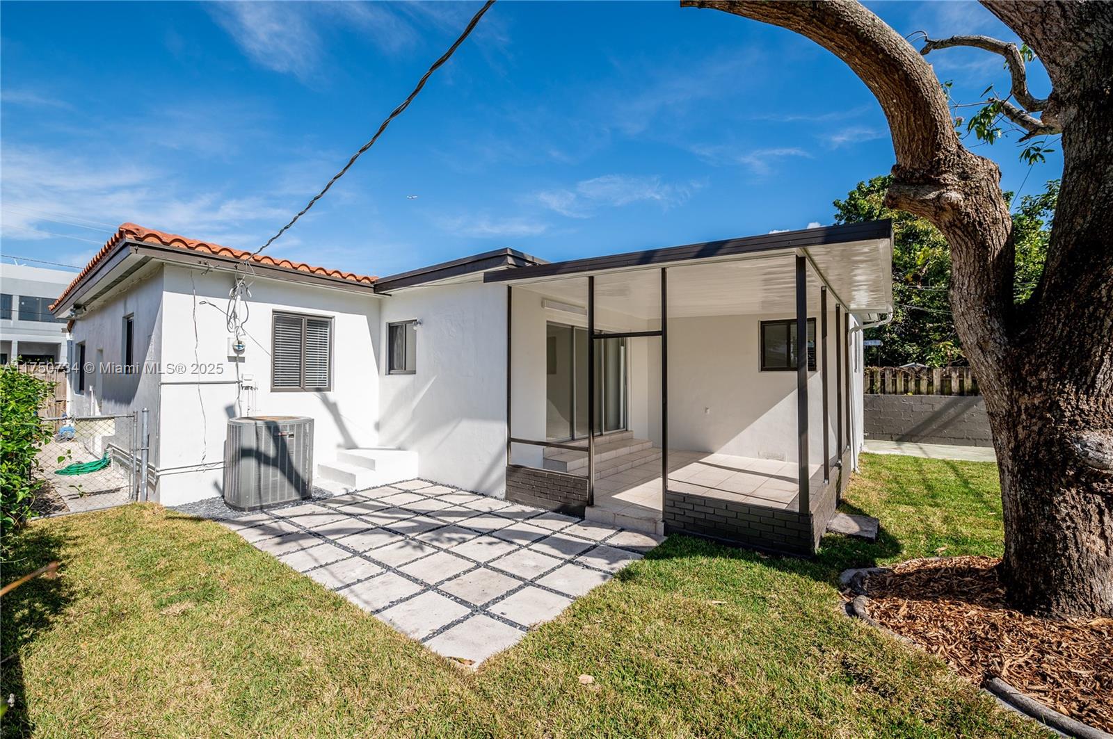 2340 SW 16 St