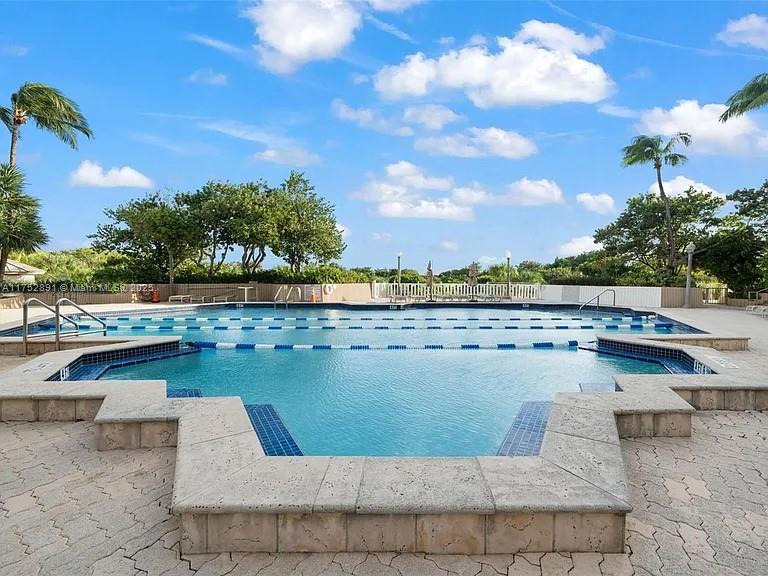 1121 Crandon Blvd # E203