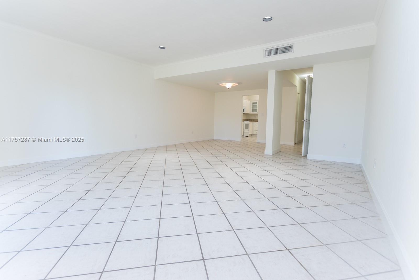 9040 SW 62 TE # 3E