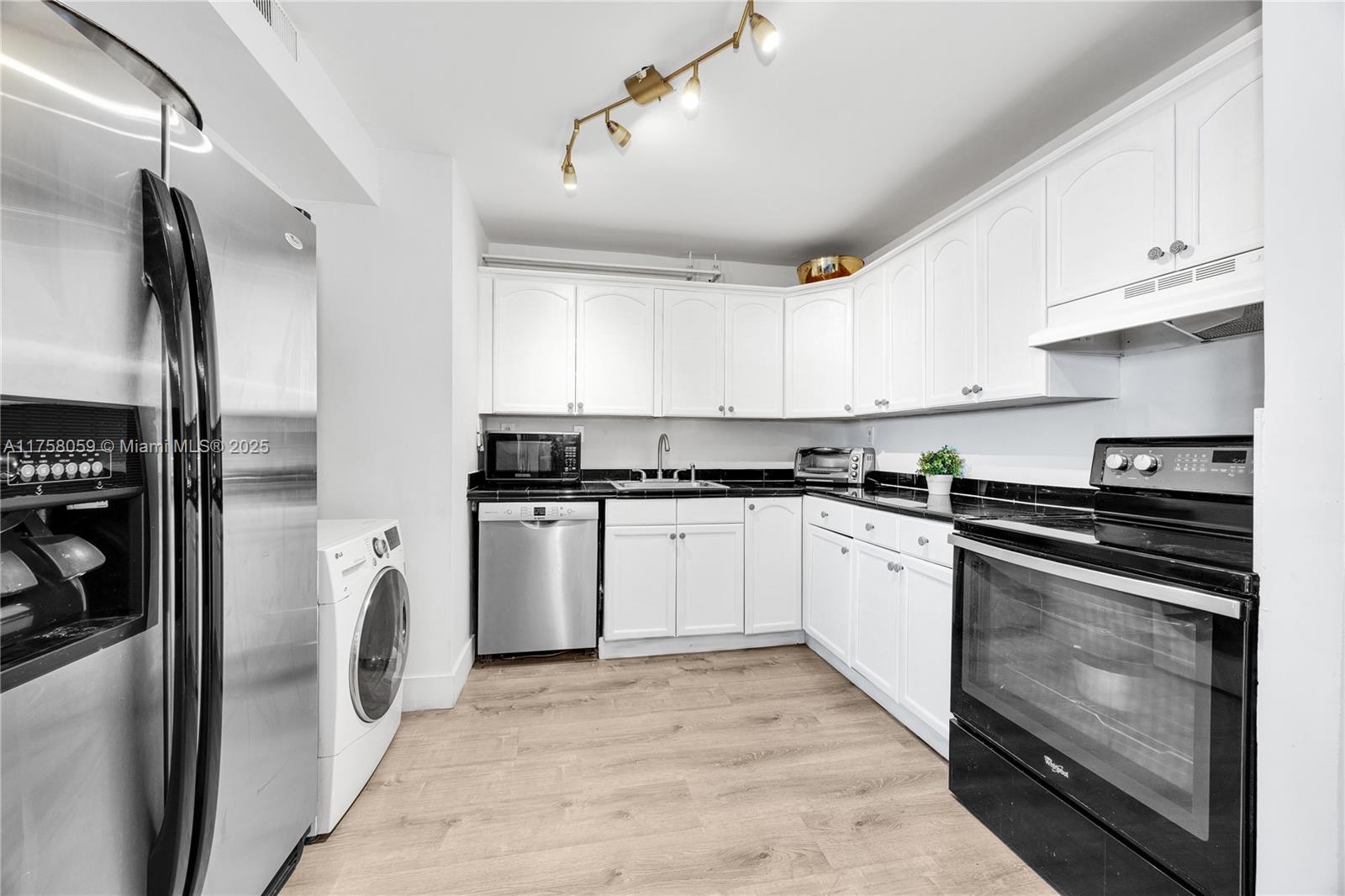 1450 Brickell Bay Dr # 504