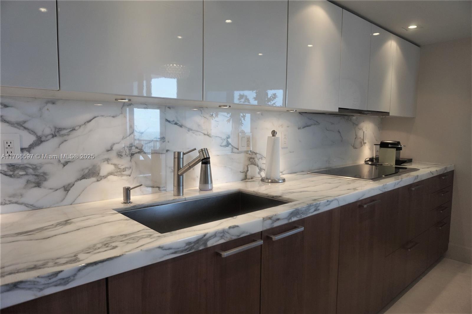 881 Ocean Dr # 25E