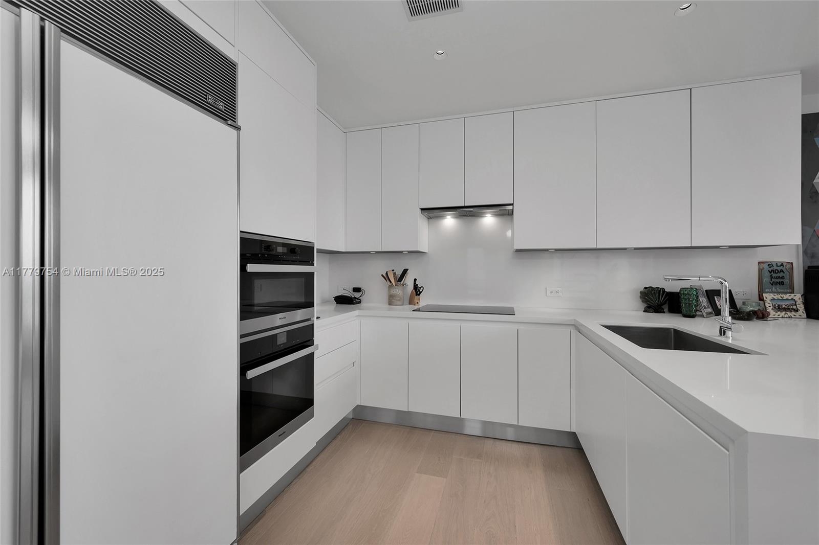 1425 Brickell Ave # 61E