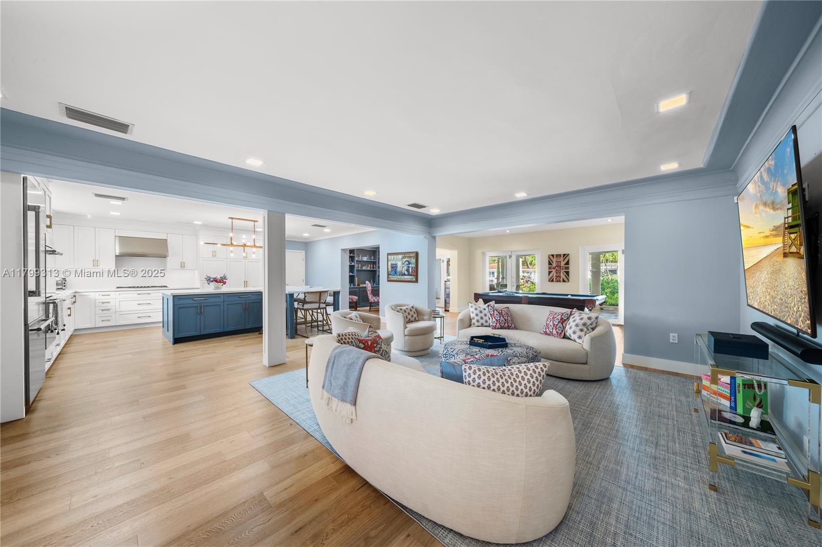 725 Vilabella Ave