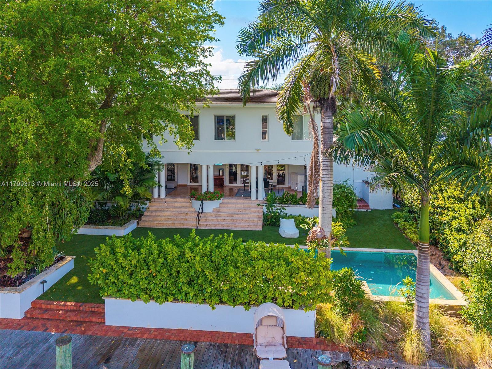725 Vilabella Ave