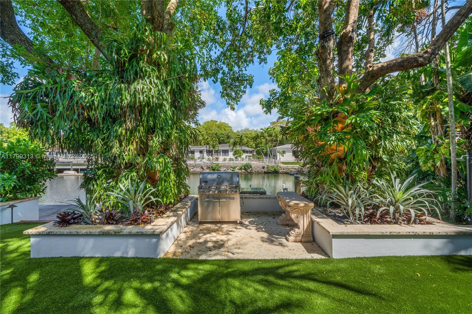 725 Vilabella Ave