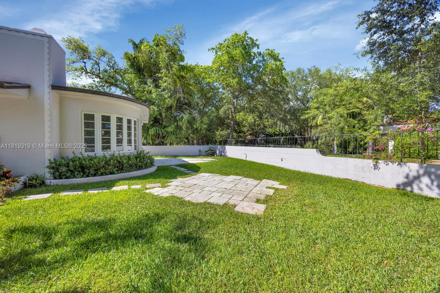 1409 Medina Ave
