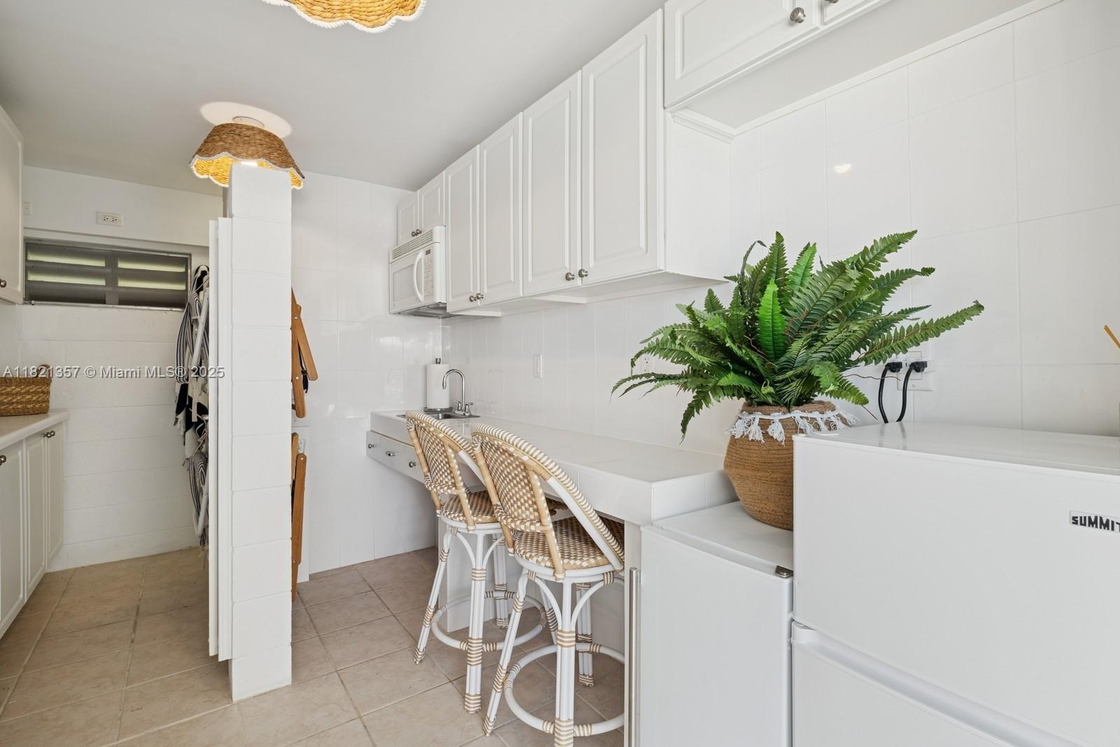 2899 Collins Ave # 1025