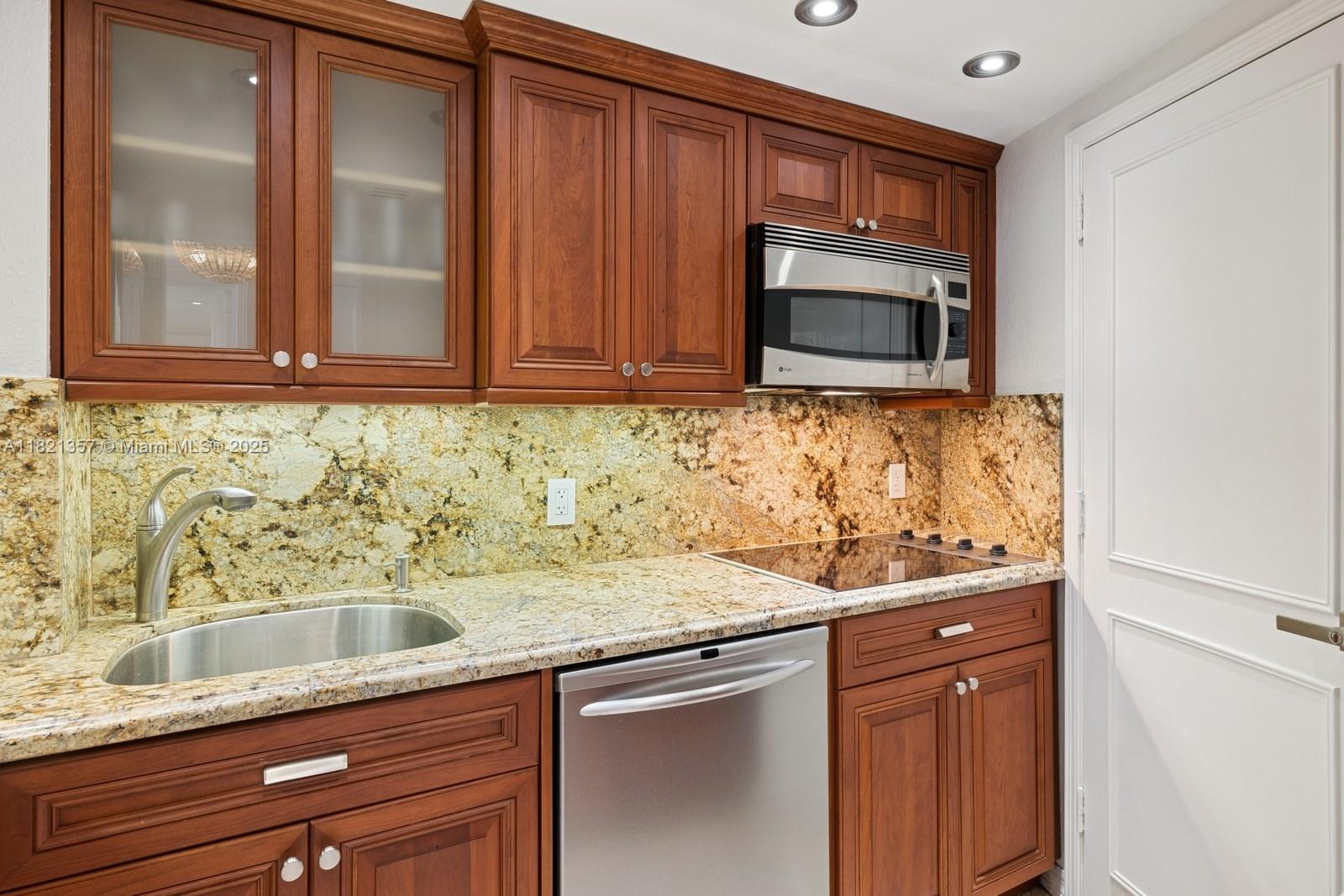 2899 Collins Ave # 1025