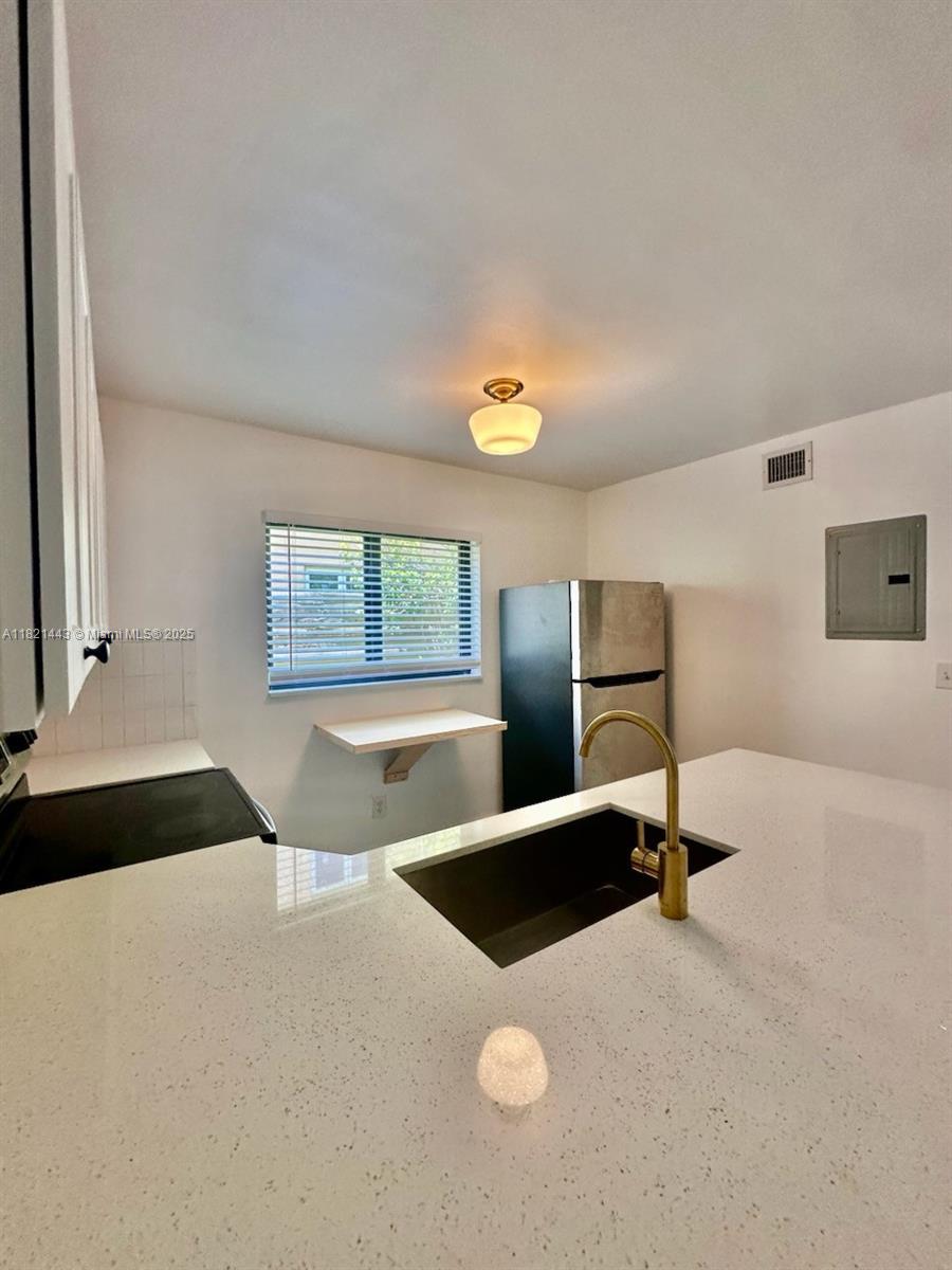 910 SW 4th Ave # 1