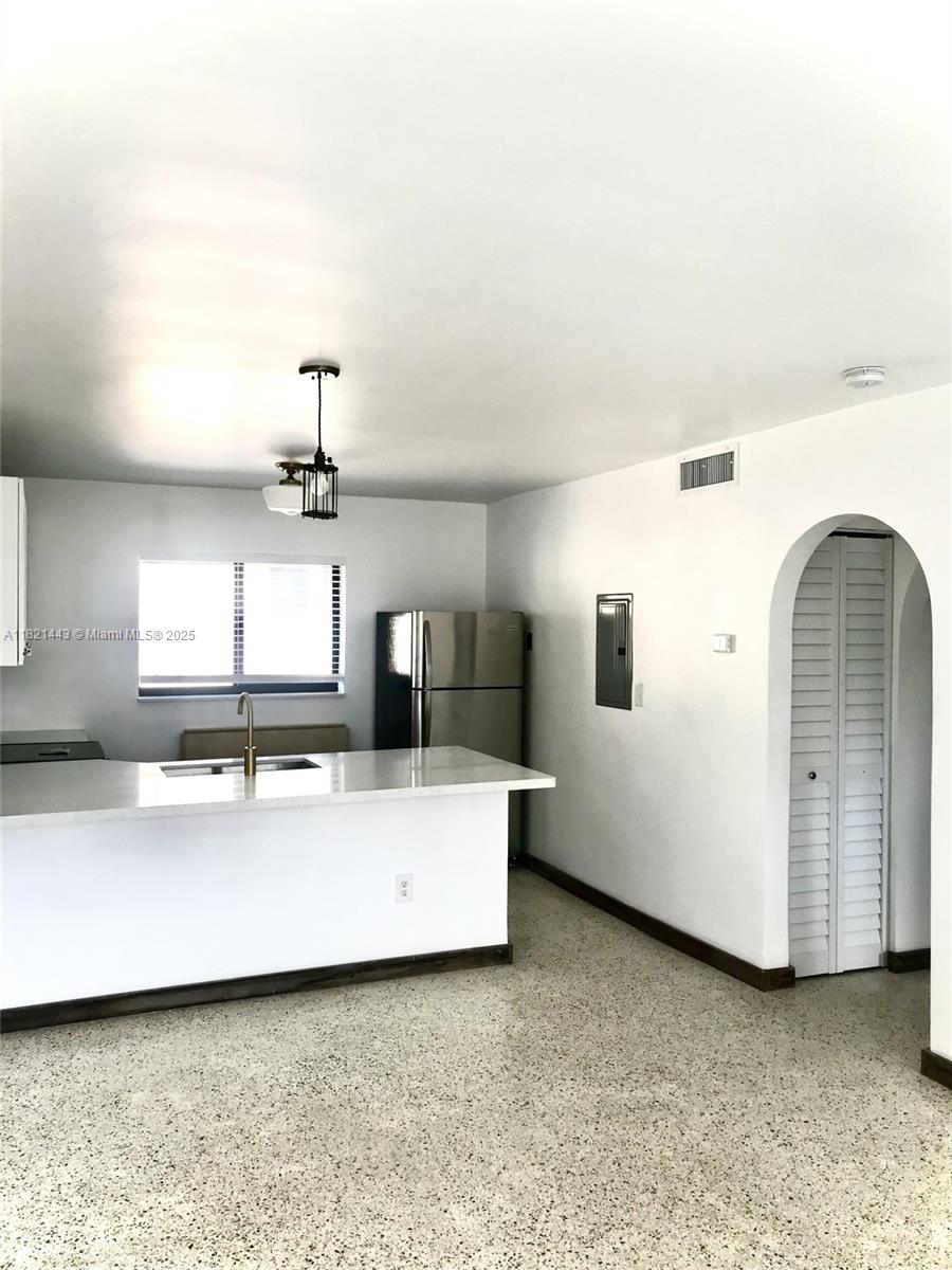 910 SW 4th Ave # 1