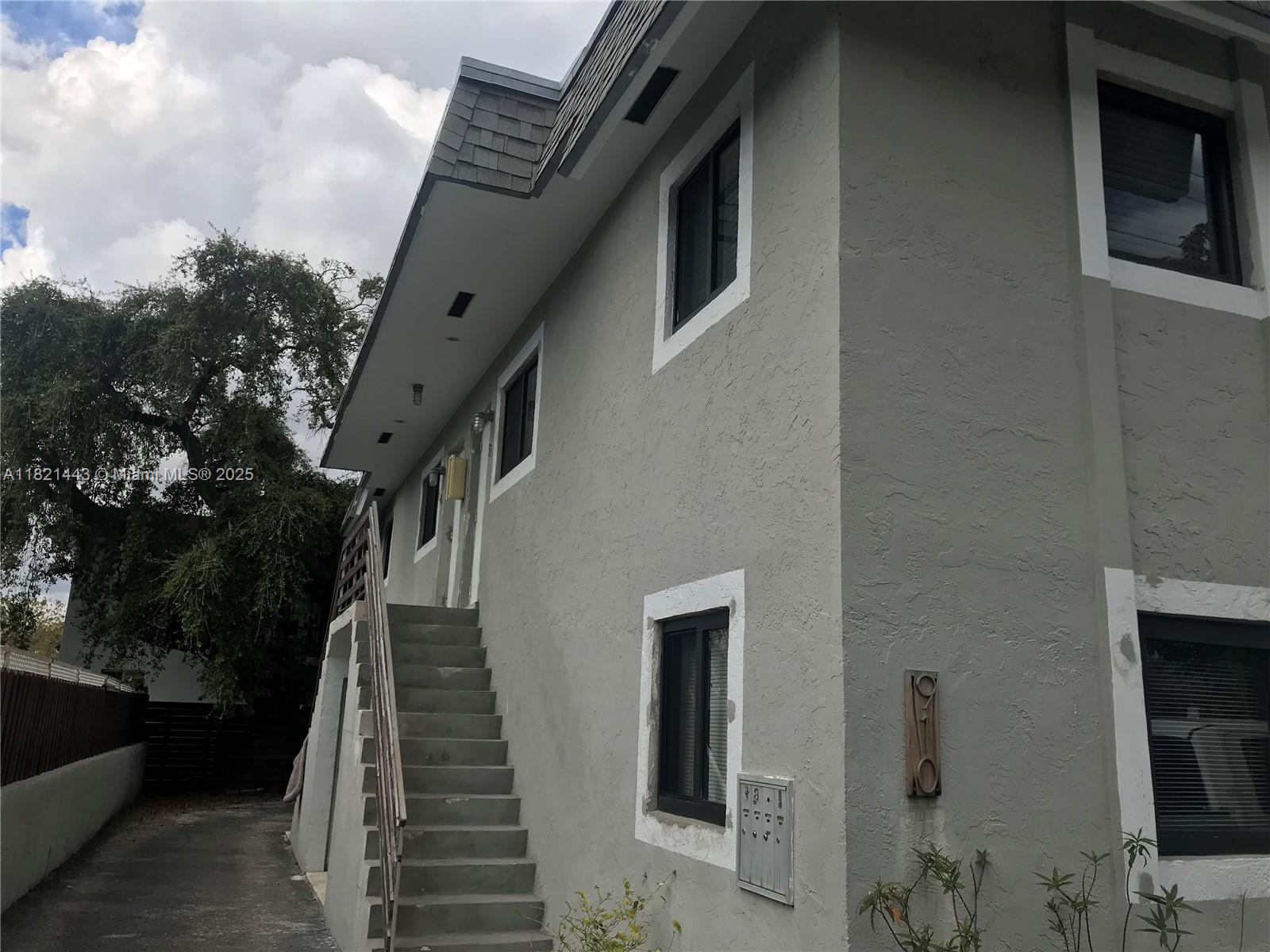 910 SW 4th Ave # 1
