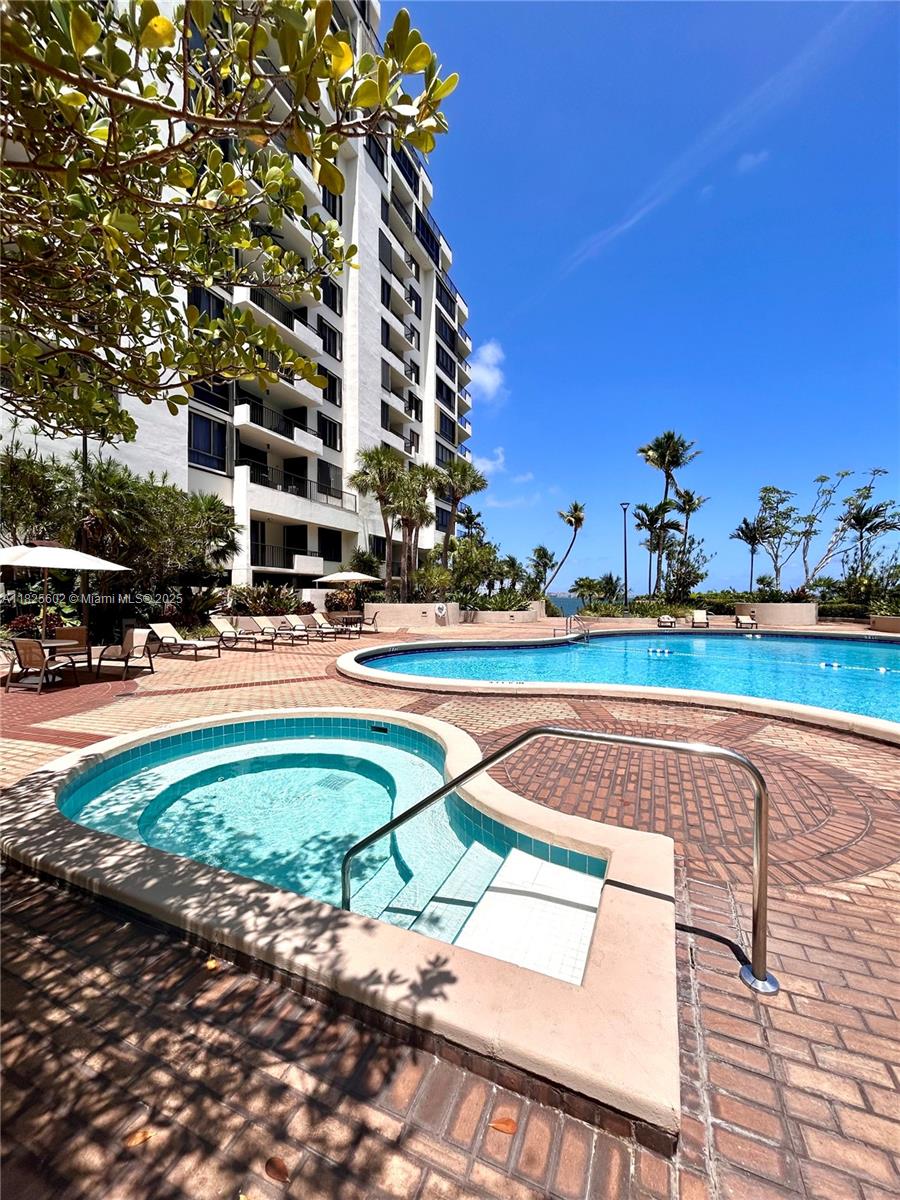 520 Brickell Key Dr # A1421