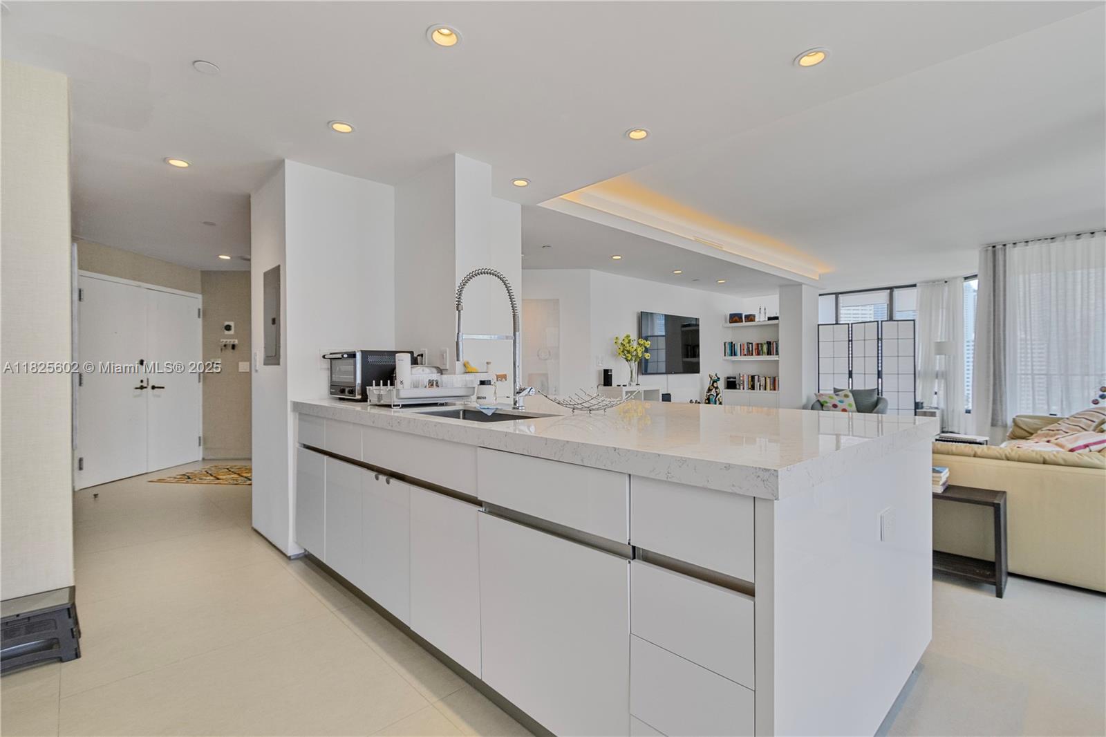 520 Brickell Key Dr # A1421