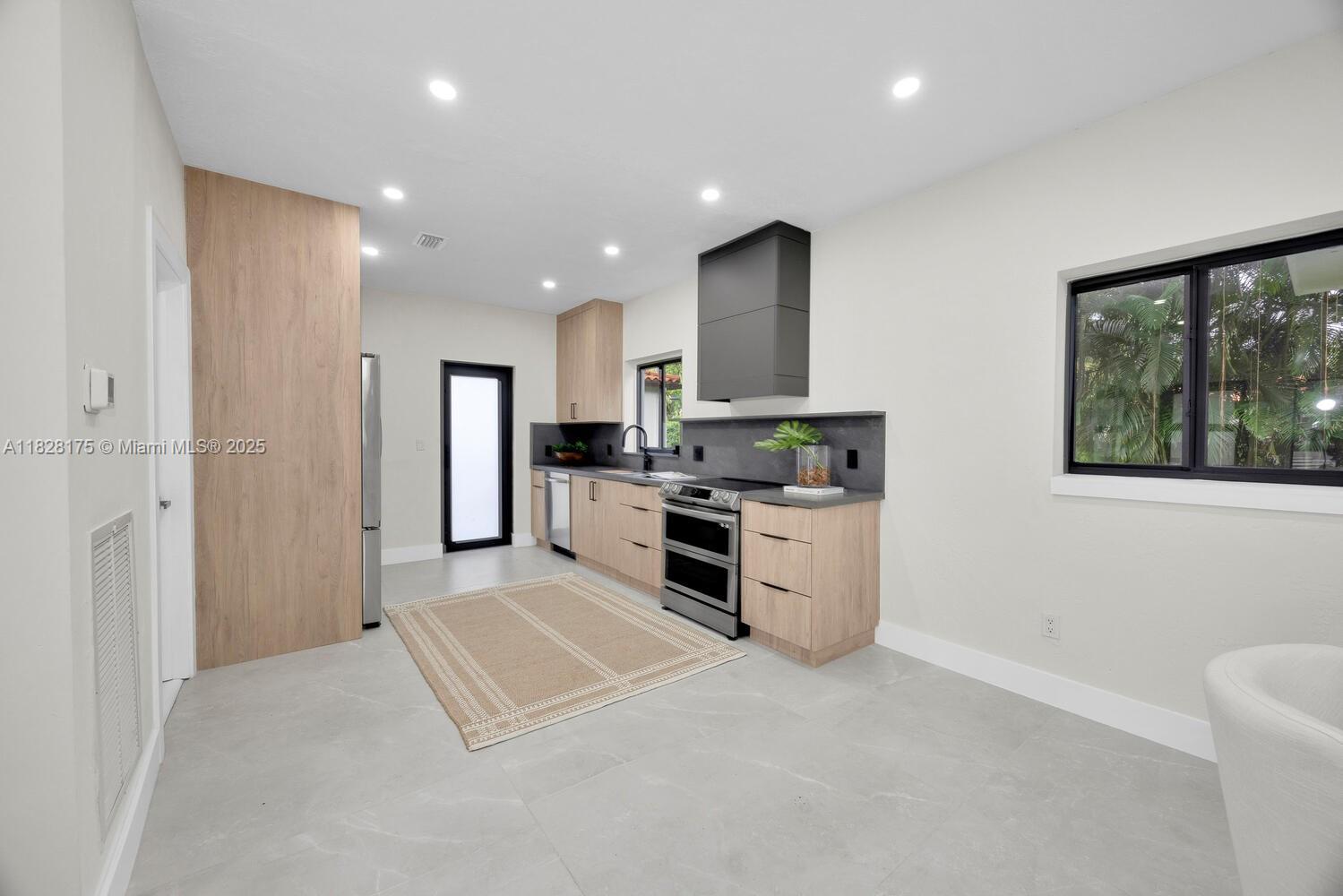 305 Fluvia Ave