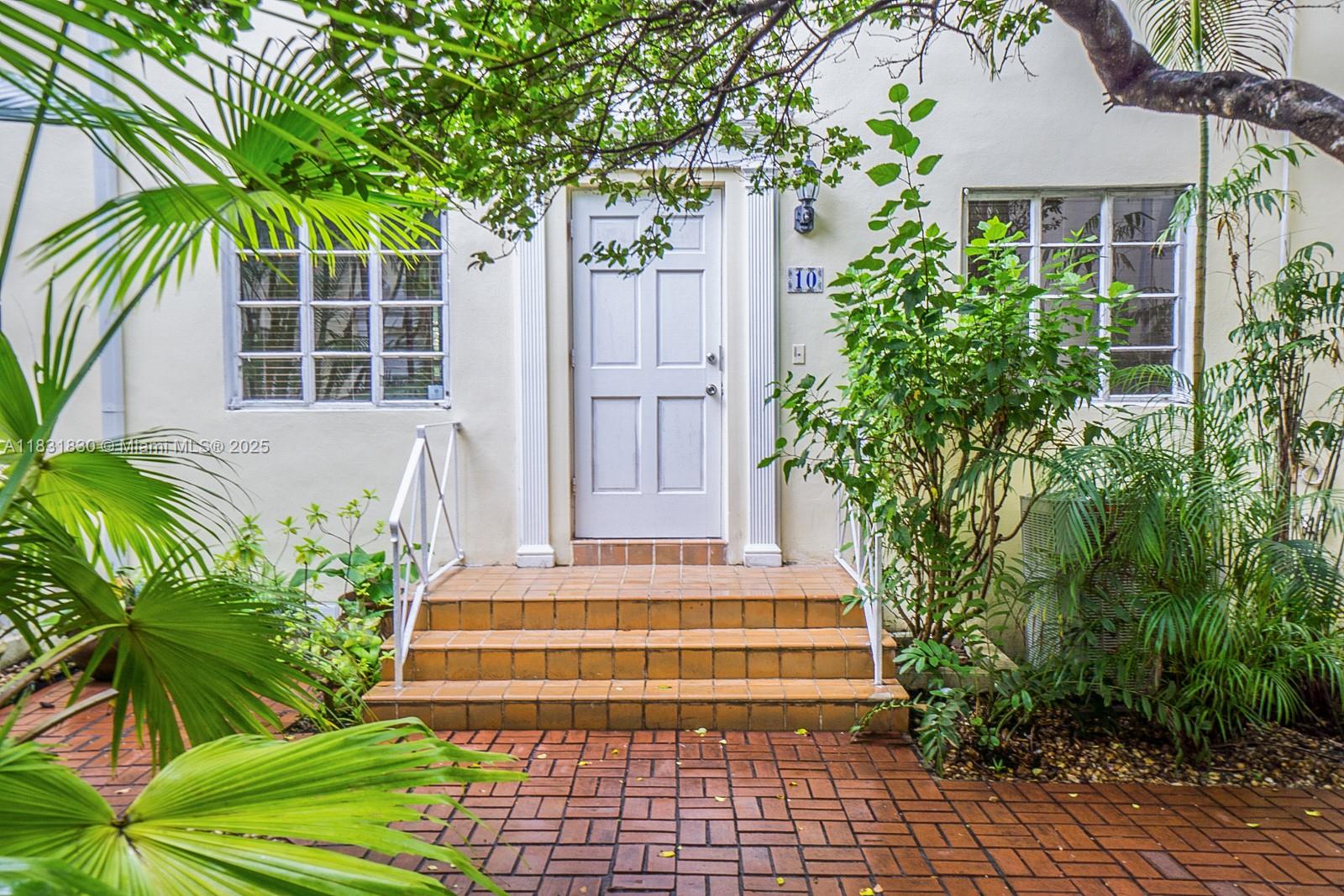20 Alhambra Cir # 10